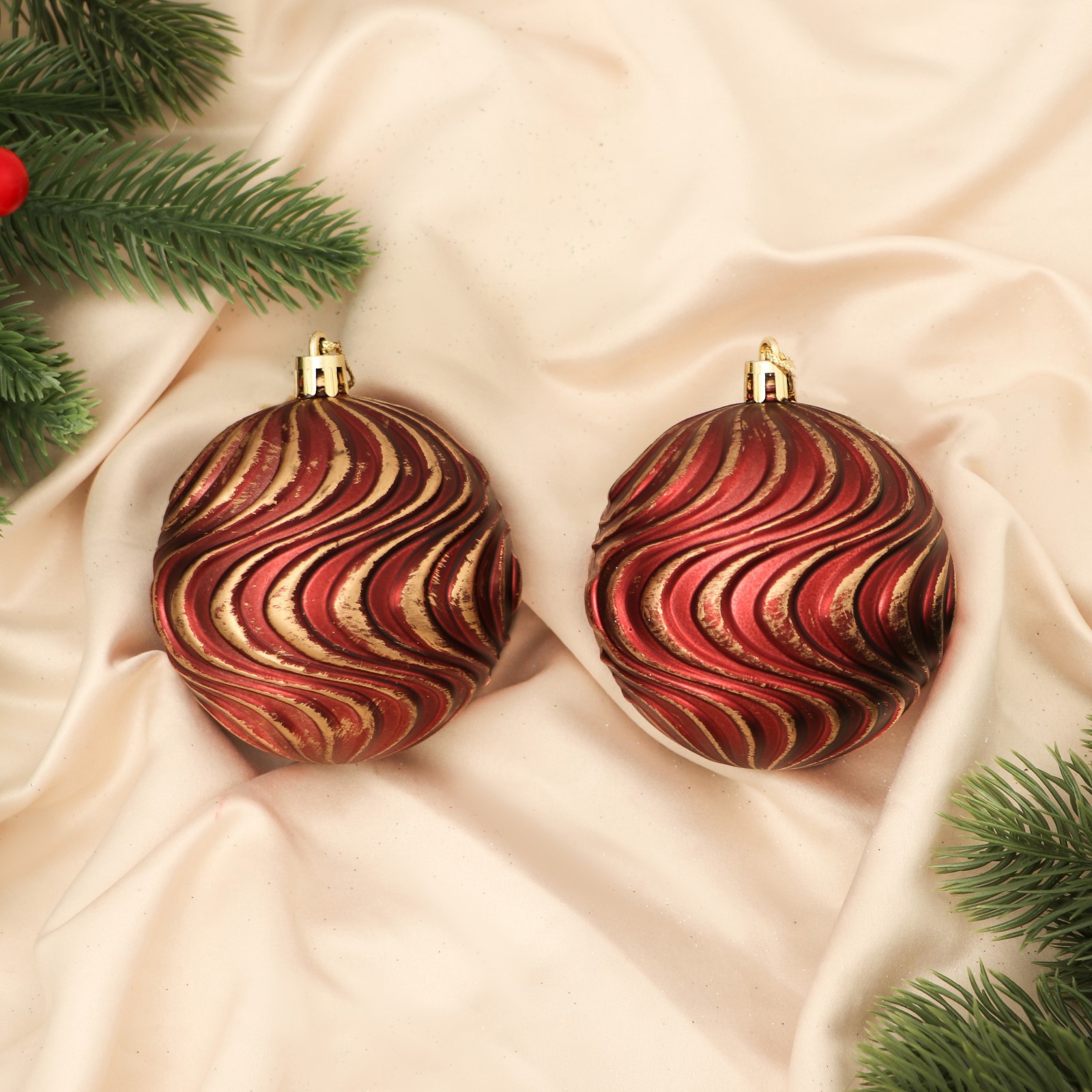 Изображение товара Набор елочных шаров Зимнее волшебство 8 см красный 2 шт пластик бордово-золотой