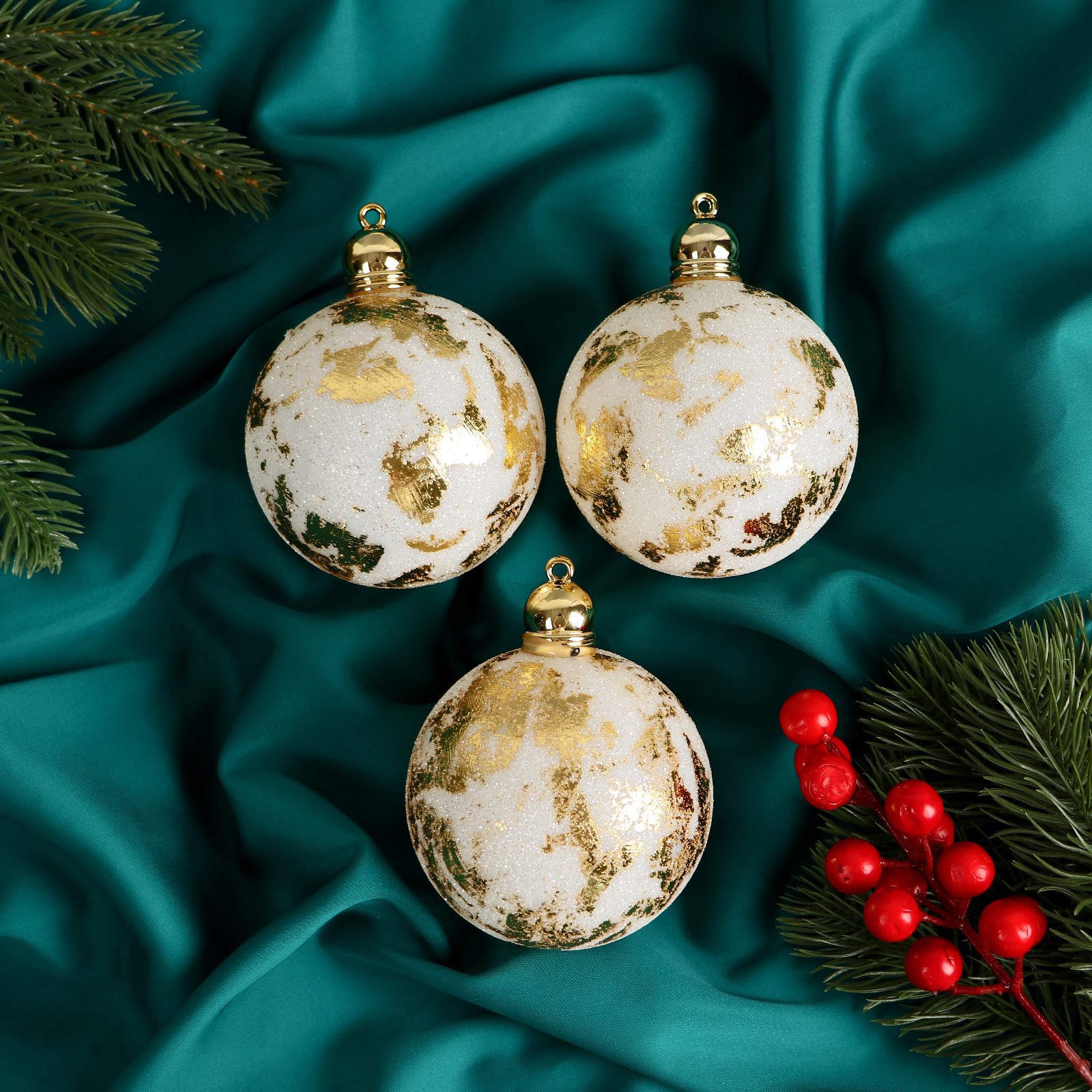 Изображение товара Набор елочных шаров Зимнее волшебство 8 см бело-золотой 3 шт