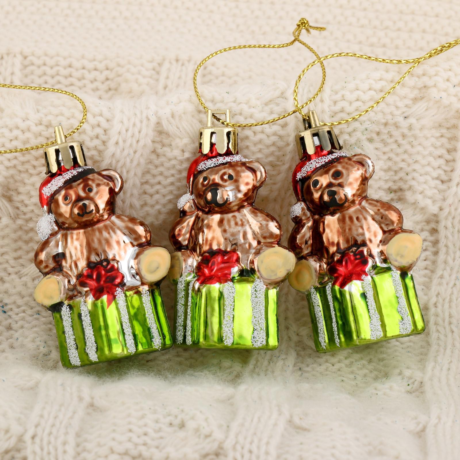 Изображение товара Набор елочных игрушек Мишка на подарке Зимнее волшебство 4192531 6 см разноцветный 3 шт