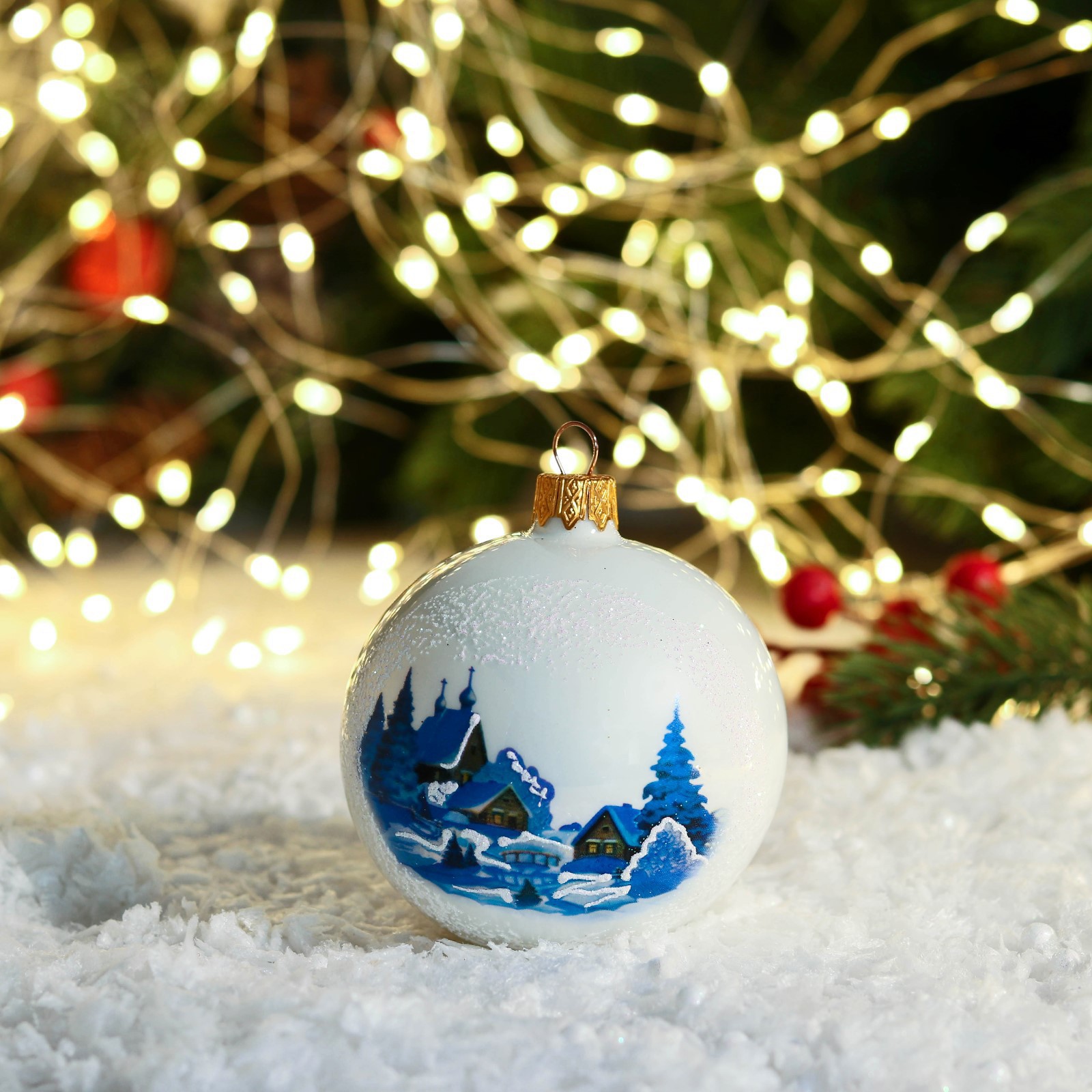 Изображение товара Ёлочный шар Vitus 8 см стекло белый раскрасной подвеской Россия