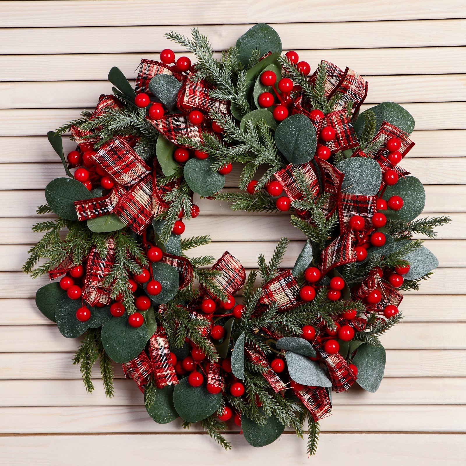 Изображение товара Рождественский венок Зимнее волшебство 35 см с декором для праздничного интерьера