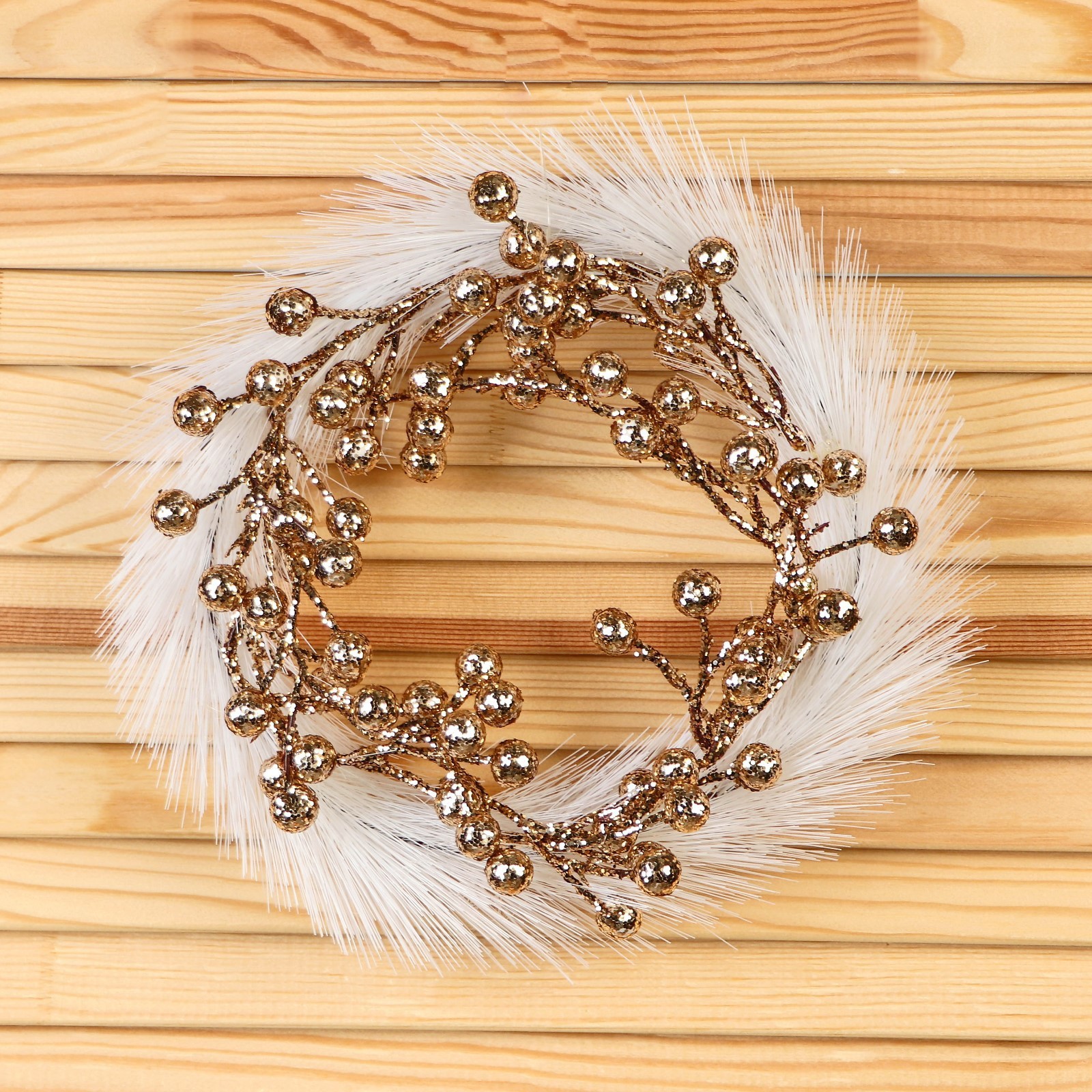 Изображение товара Рождественский венок Зимнее волшебство ø 20 см с декором ягоды бело-золотой