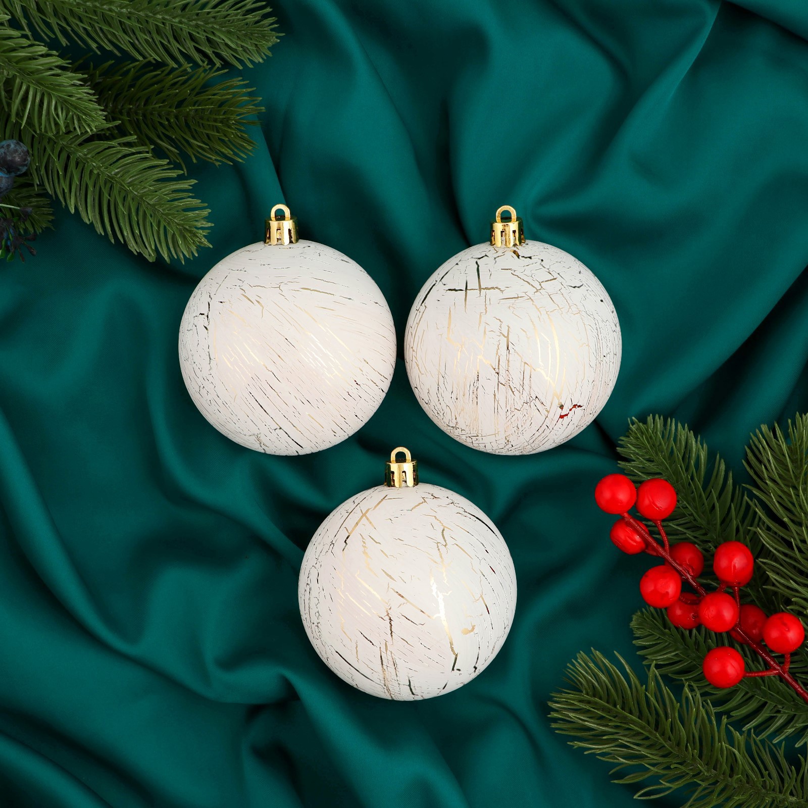 Изображение товара Набор елочных шаров Зимнее волшебство 8 см бело-золотой 3 шт пластиковые