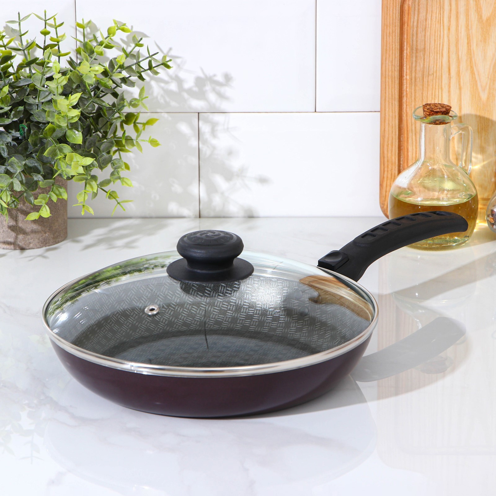 Изображение товара Сковорода Белая калитва Хозяюшка 24 см с крышкой и съемной ручкой алюминий цвет бордовый