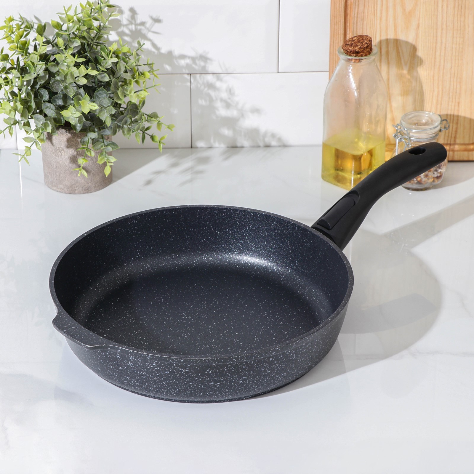 Изображение товара Сковорода Kukmara 28 см с съемной ручкой антипригарная Мраморная серия