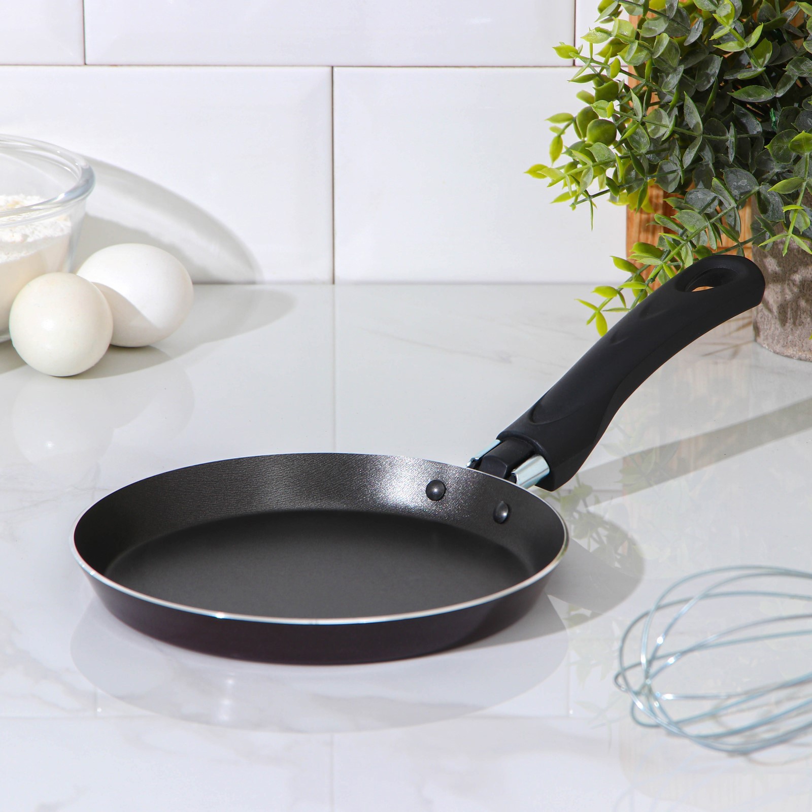 Изображение товара Классическая черная алюминиевая сковорода Белая Калитва 18 см без крышки