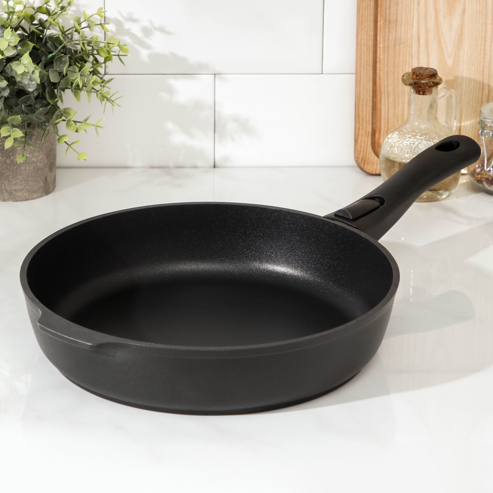 Изображение товара Кухонная сковорода Kukmara Традиция 28 см со съемной ручкой алюминий черная