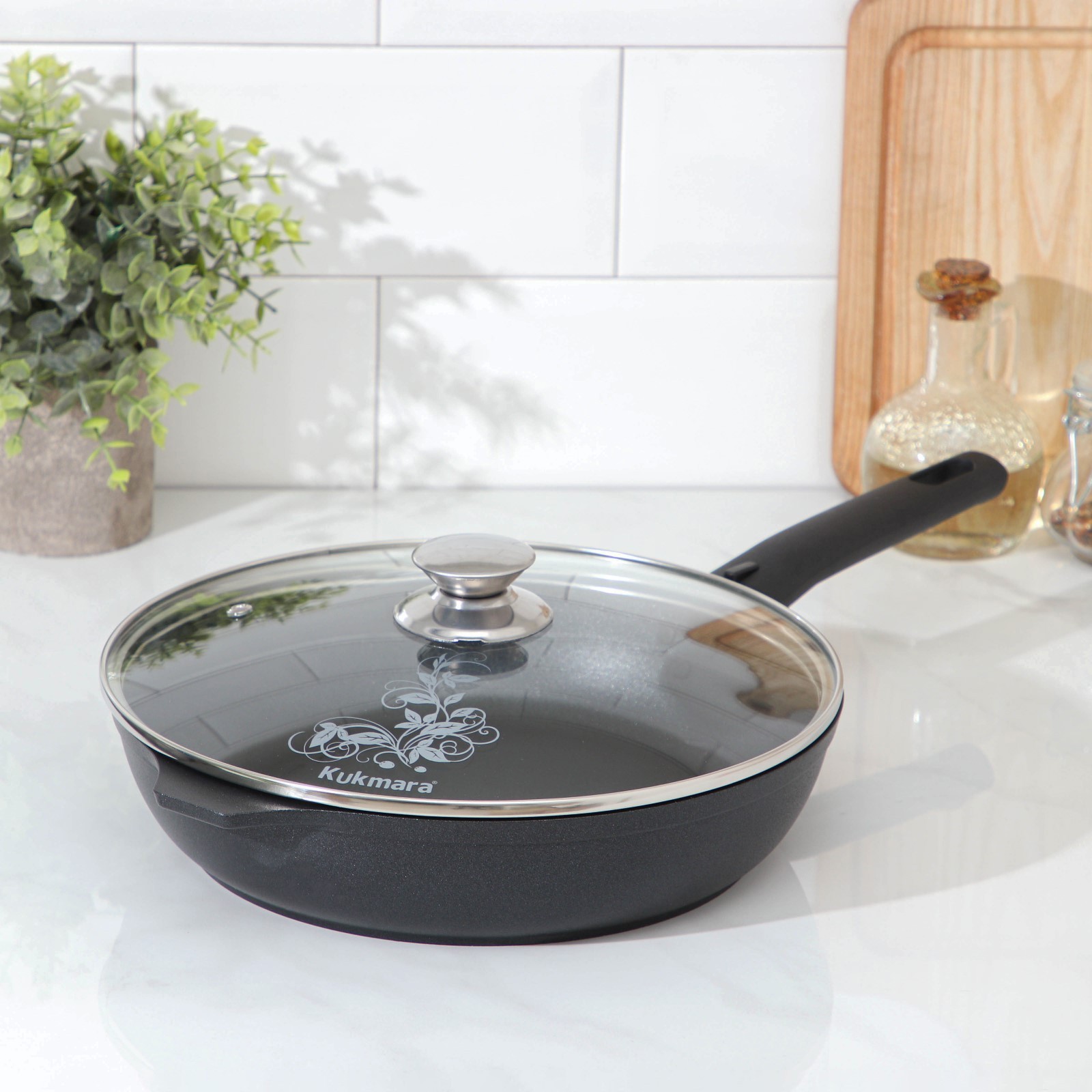 Изображение товара Сковорода Kukmara Традиция 26 см черная с крышкой и съемной ручкой