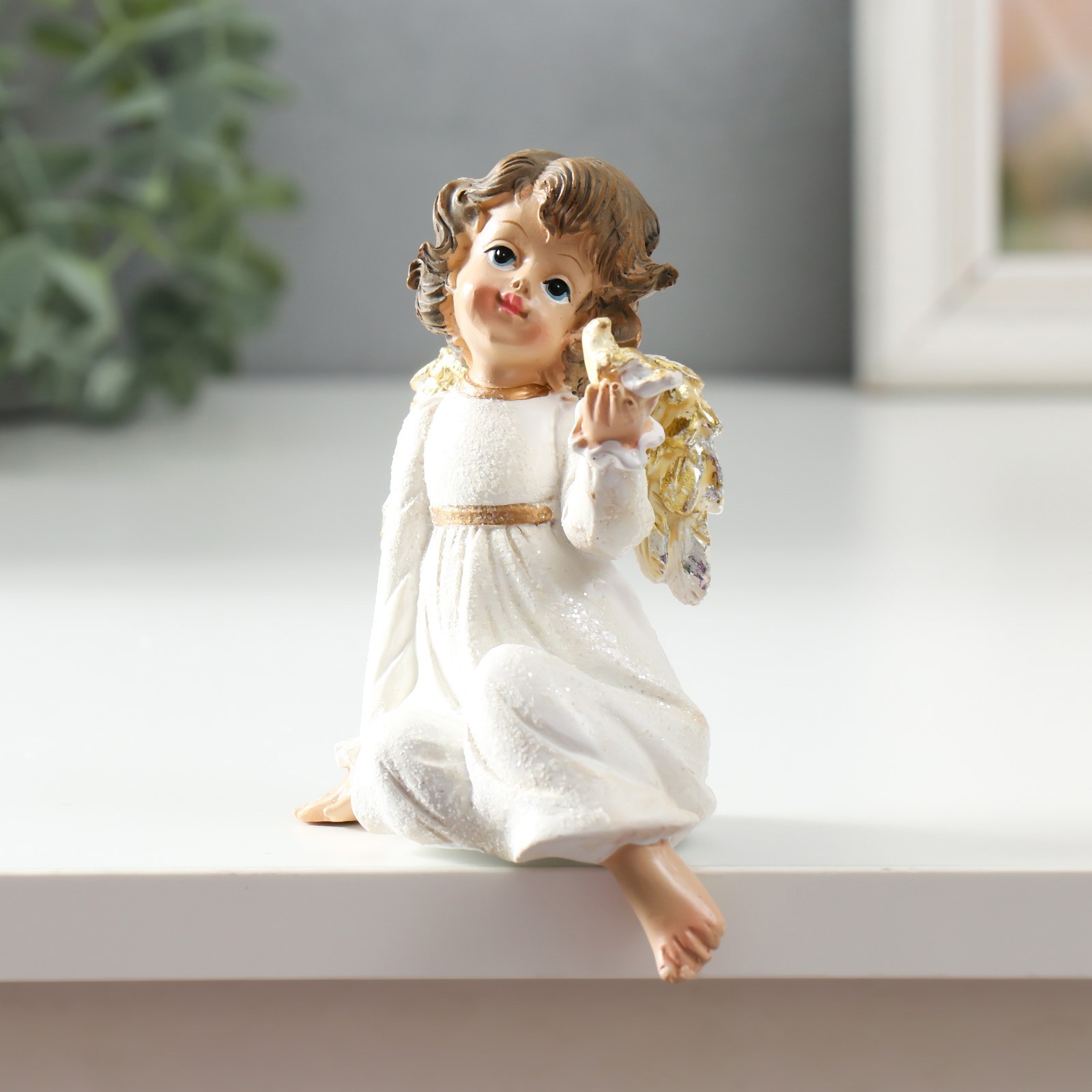 Изображение товара Декоративная фигура SIMALAND Ангел в бежевом платье с птицей на ладони сидит