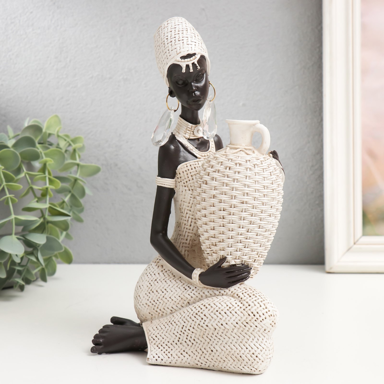 Изображение товара Сувенир "Африканка сидит с плетёным кувшином" белый 23x13.5x10.3 см