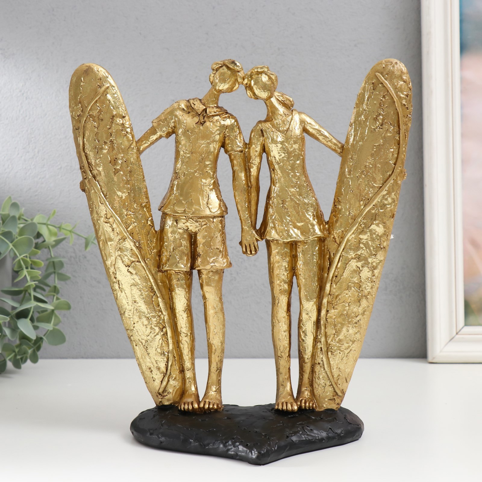 Изображение товара Сувенир "Влюблённые сёрфингисты" золото 26x23.5x12.5 см