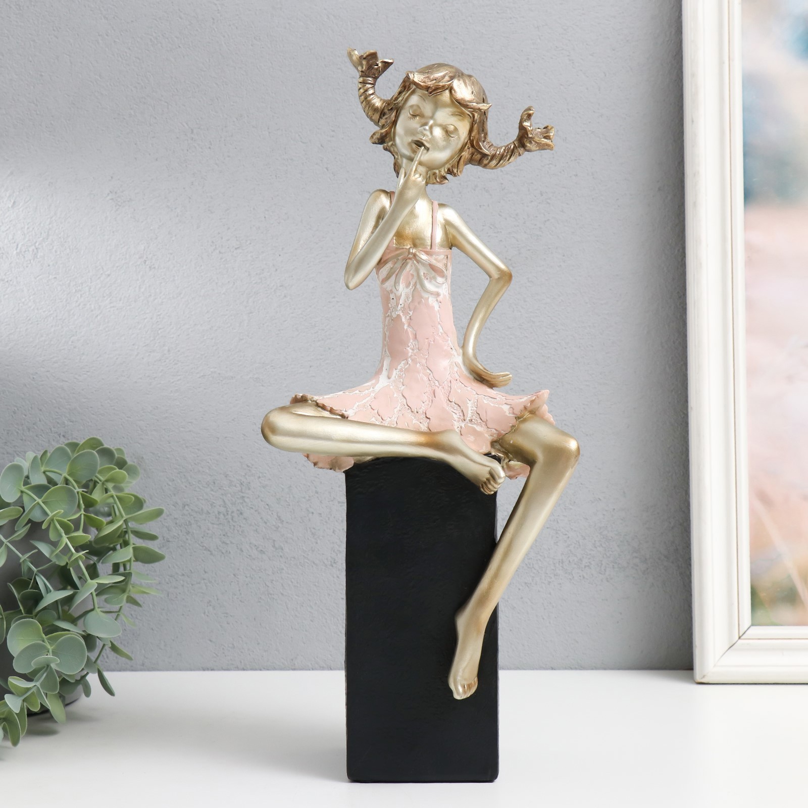 Изображение товара Декоративная фигура SIMALAND Девочка на кубе с косичками 15х10х37 см Изображение товара Декоративная фигура SIMALAND Девочка на кубе с косичками 15х10х37 см