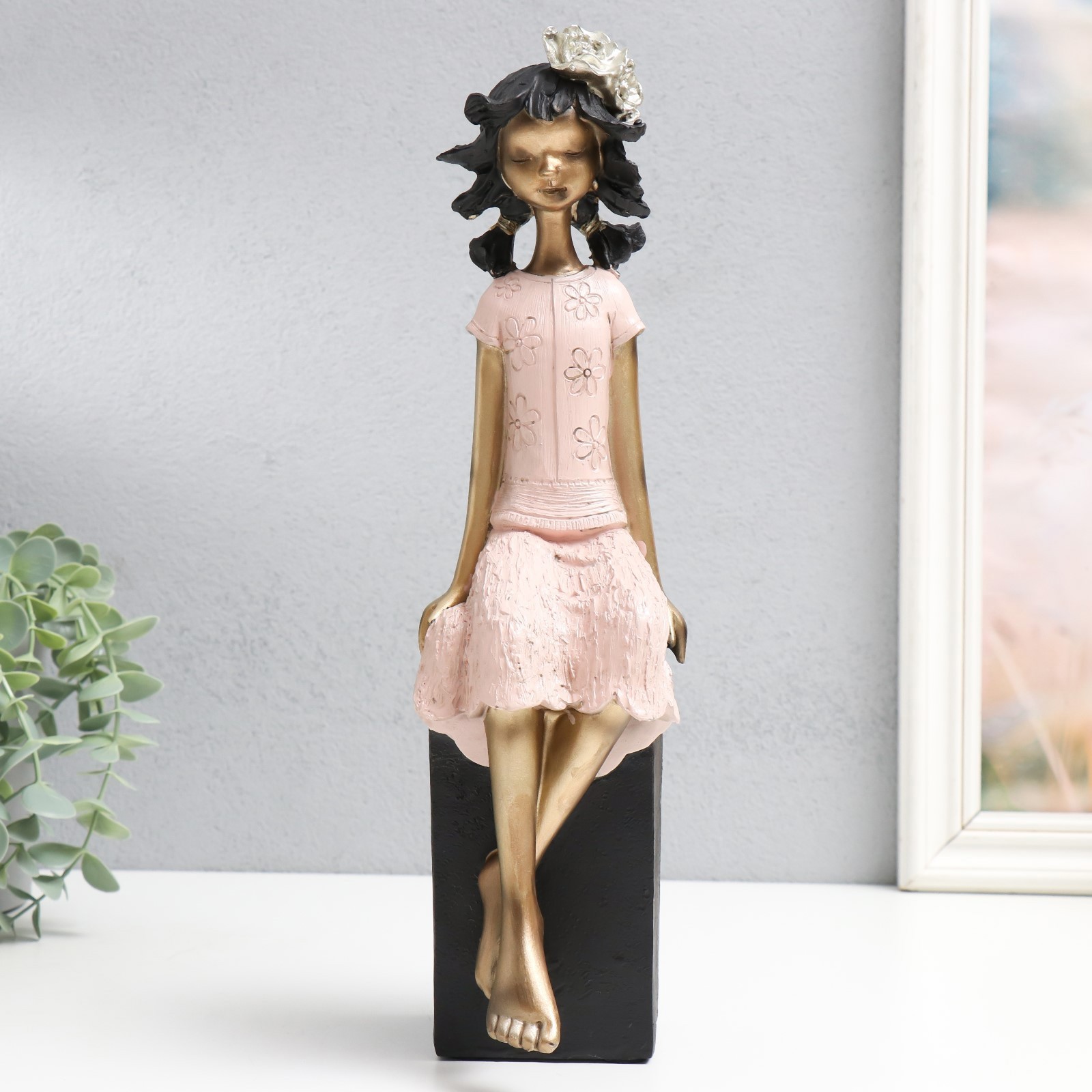 Изображение товара Сувенир "Девочка на кубе с цветком в волосах" бело-золотой 9.5x12x34 см