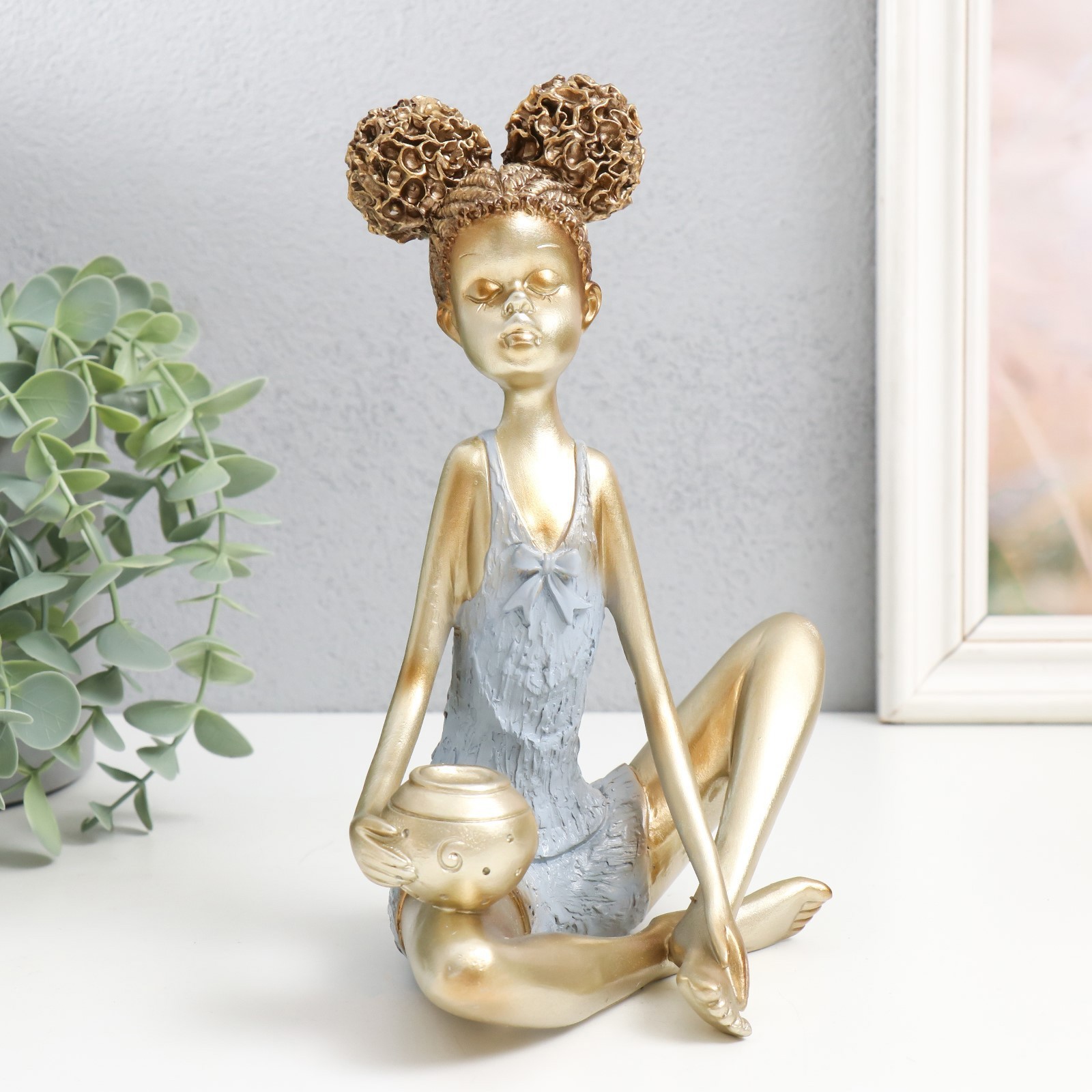 Изображение товара Сувенир "Девочка с кудрявыми хвостиками с кувшином" бело-золотой 16.5x13.5x21 см 957196