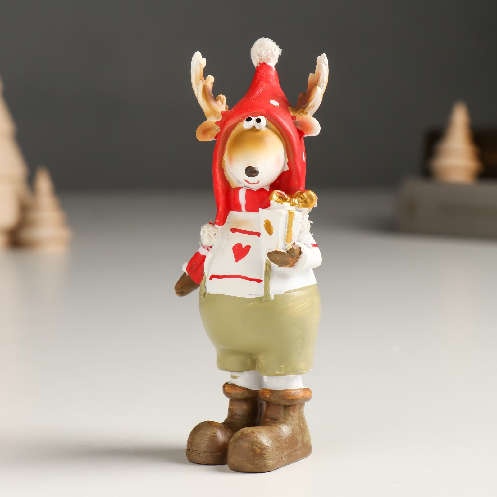 Изображение товара Сувенир "Олешка в шапке-колпаке с подарочком" 3.5x4x11.5 см