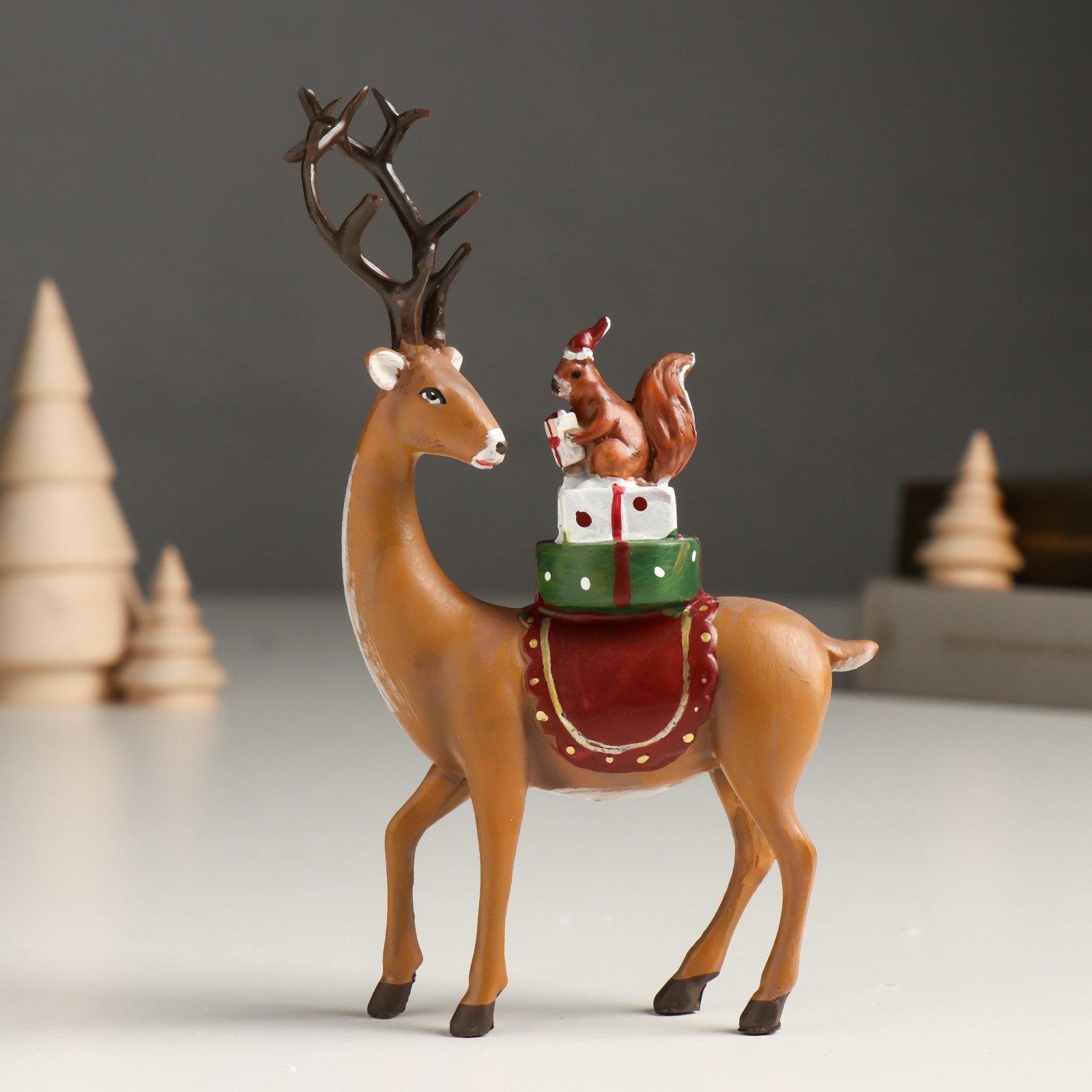 Изображение товара Сувенир "Олень с подарками на спине и белочкой в новогоднем колпаке" 5x11x15.5 см 949884