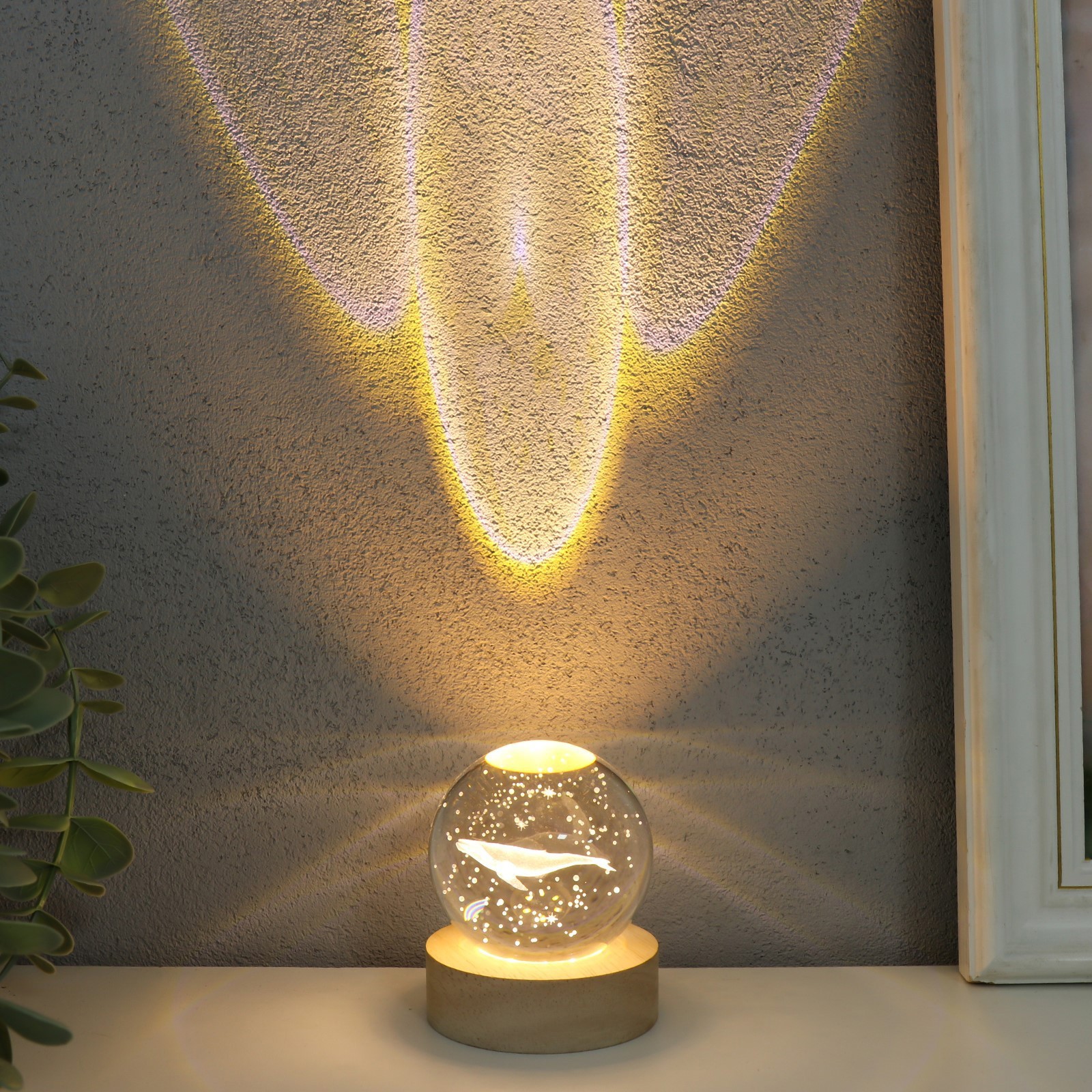 Изображение товара Сувенир с подсветкой "Кит" d-6 см подставка дерево, USB 6.5x6.5x7.5 см