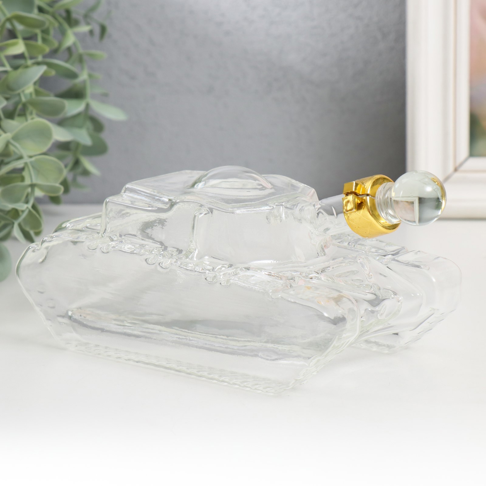 Изображение товара Сувенирный графин «Танк» 500 мл — декоративный графин SIMALAND