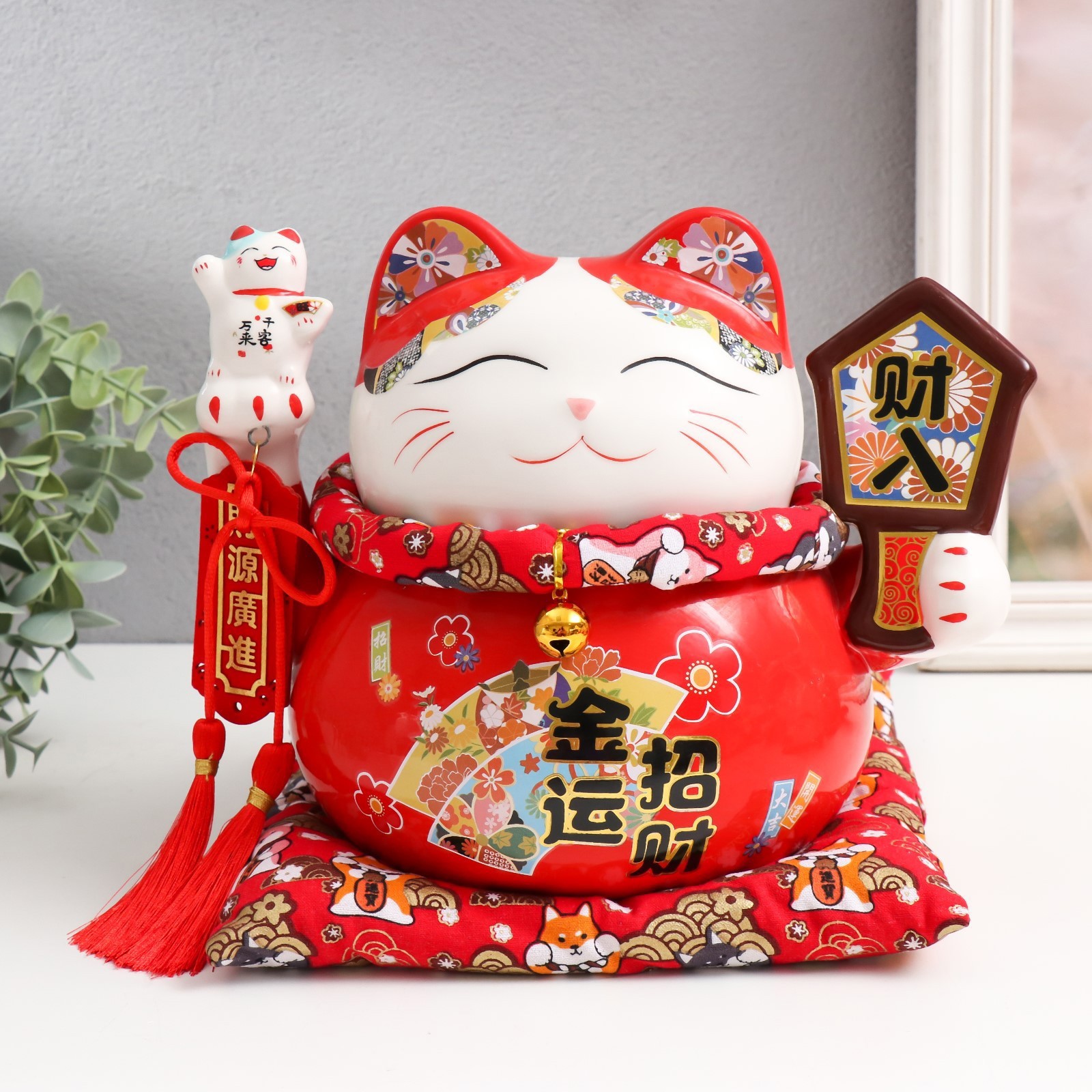 Изображение товара Копилка "Кот Манэки-нэко с табличками богатства" красный 15x24x20 см