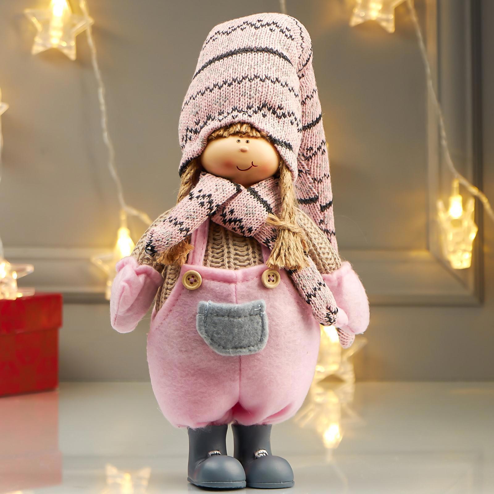 Изображение товара Кукла интерьерная "Девочка в розовом комбинезоне и в розовом колпаке" 49x8x14 см