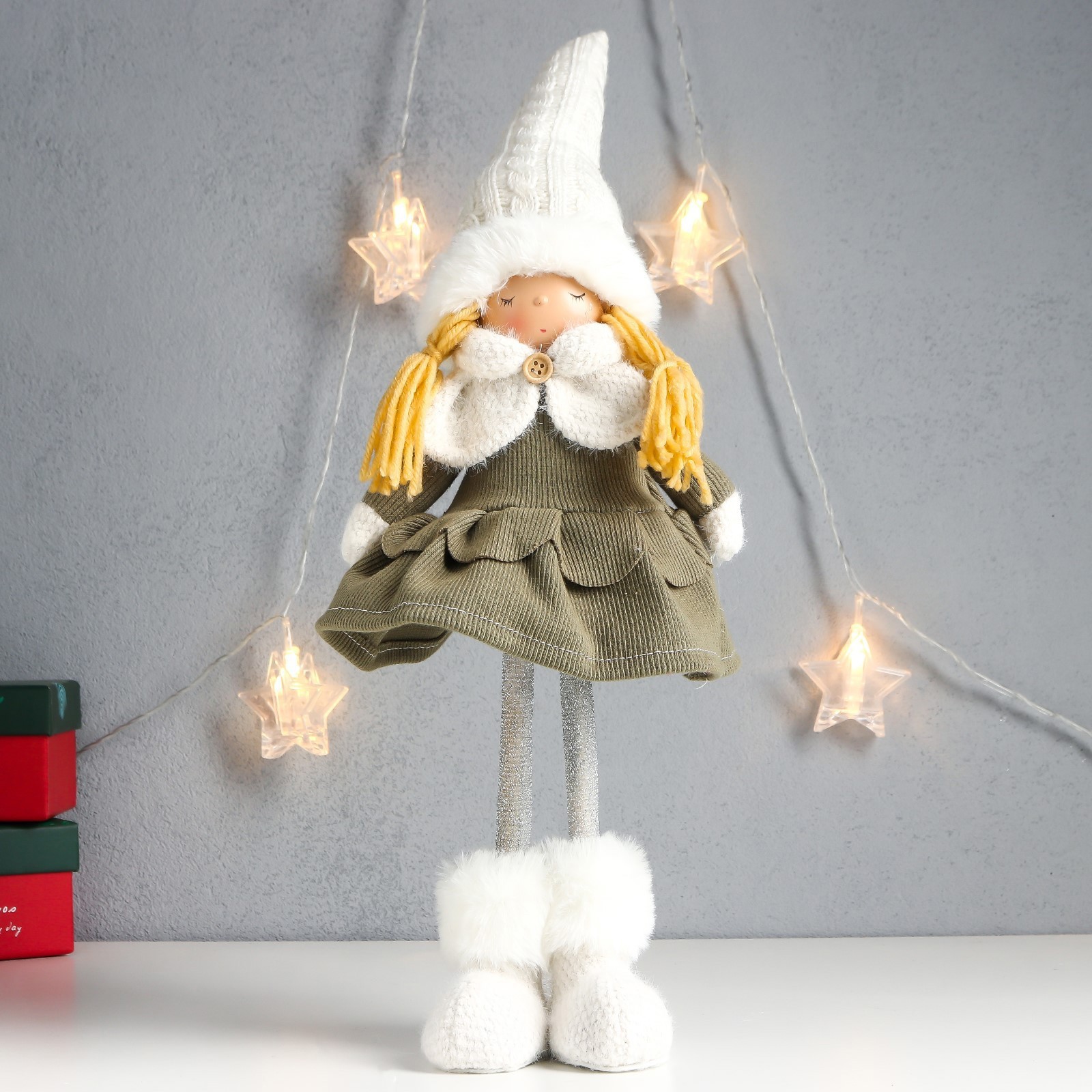 Изображение товара Кукла интерьерная "Малышка в оливковом платье, белый колпак" 46x14x10 см