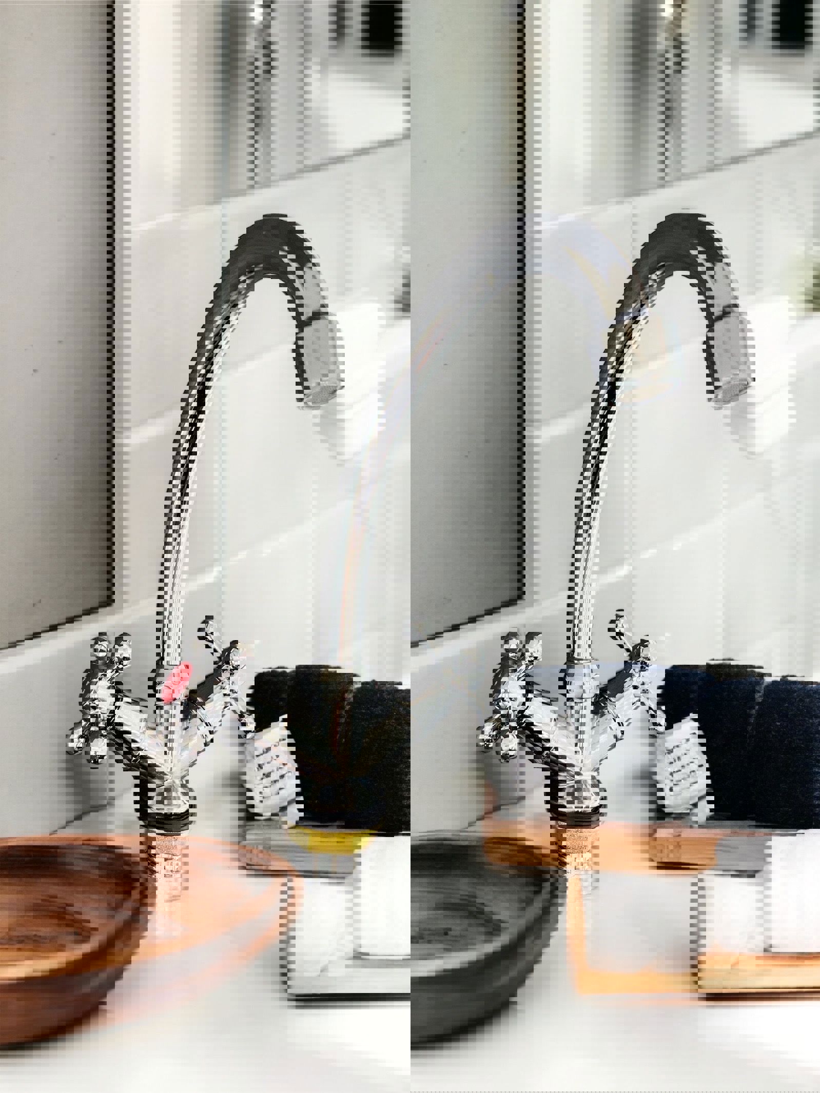 Изображение товара Смеситель для кухни Rainsberg 17 см хром двухвентильный поворотный