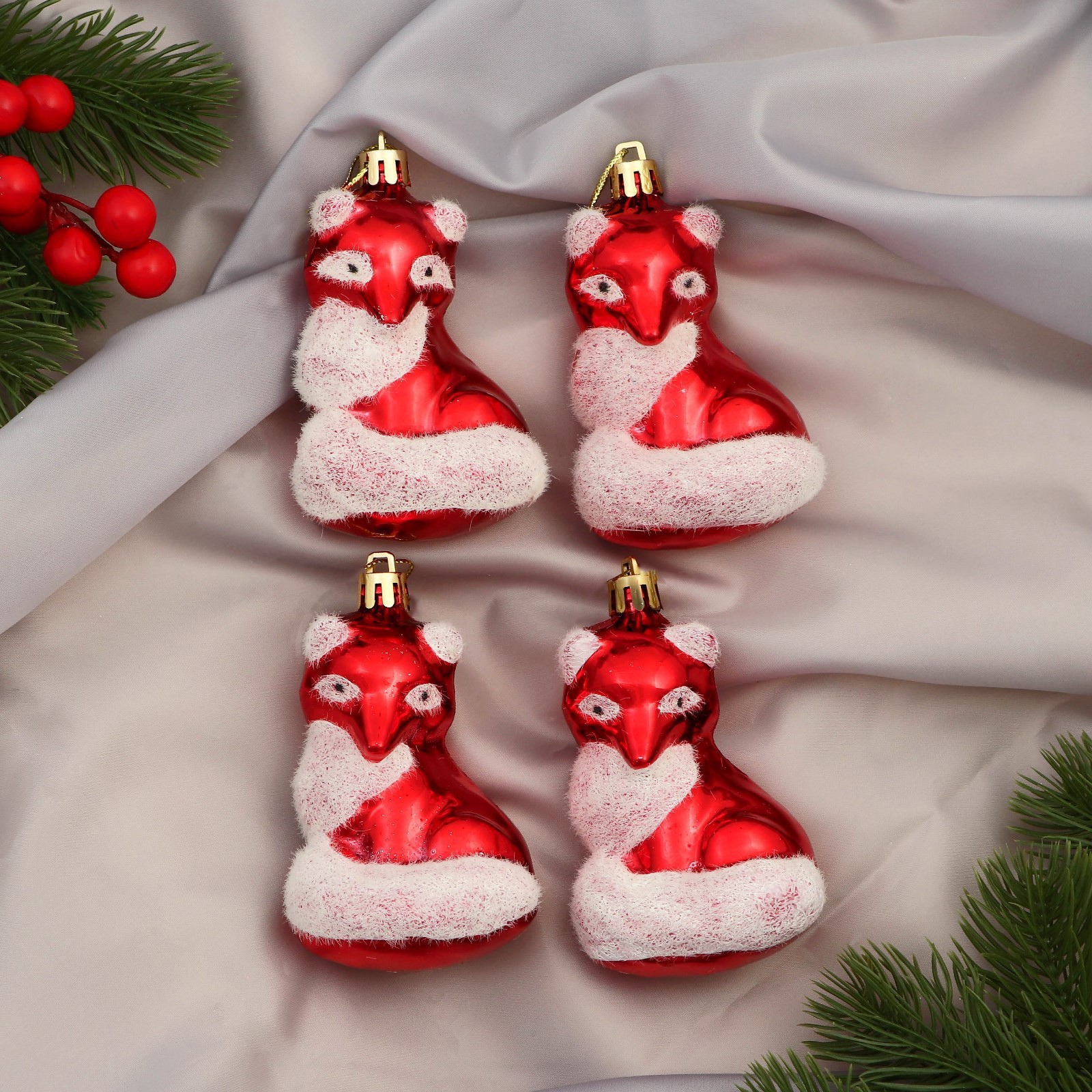 Изображение товара Набор елочных игрушек Лиса-красавица Зимнее волшебство 4 шт 9х5 см, красный, пластик