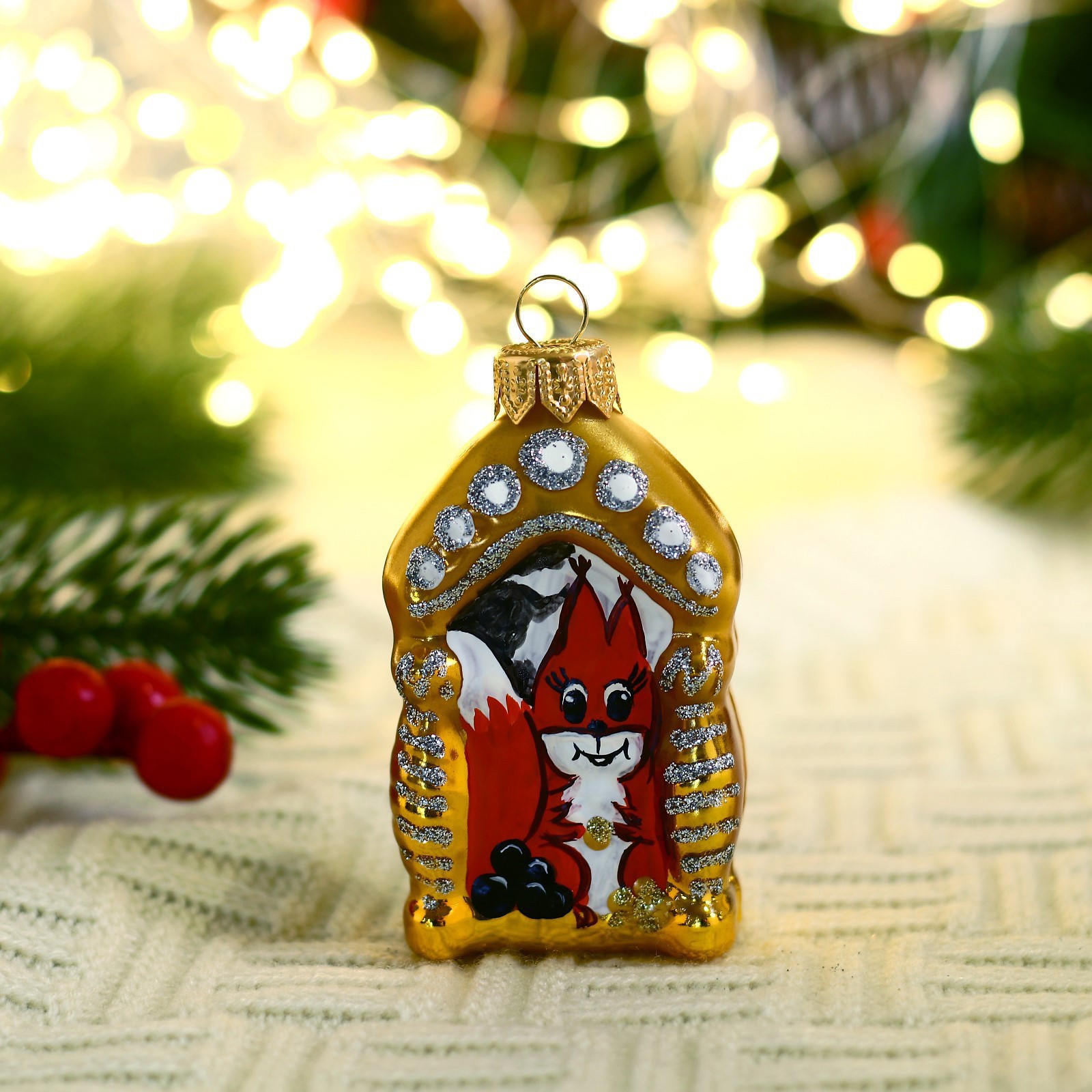 Изображение товара Елочная игрушка Белка в домике Evis 9945949 3 см х 5.7 см жёлтый/золотой