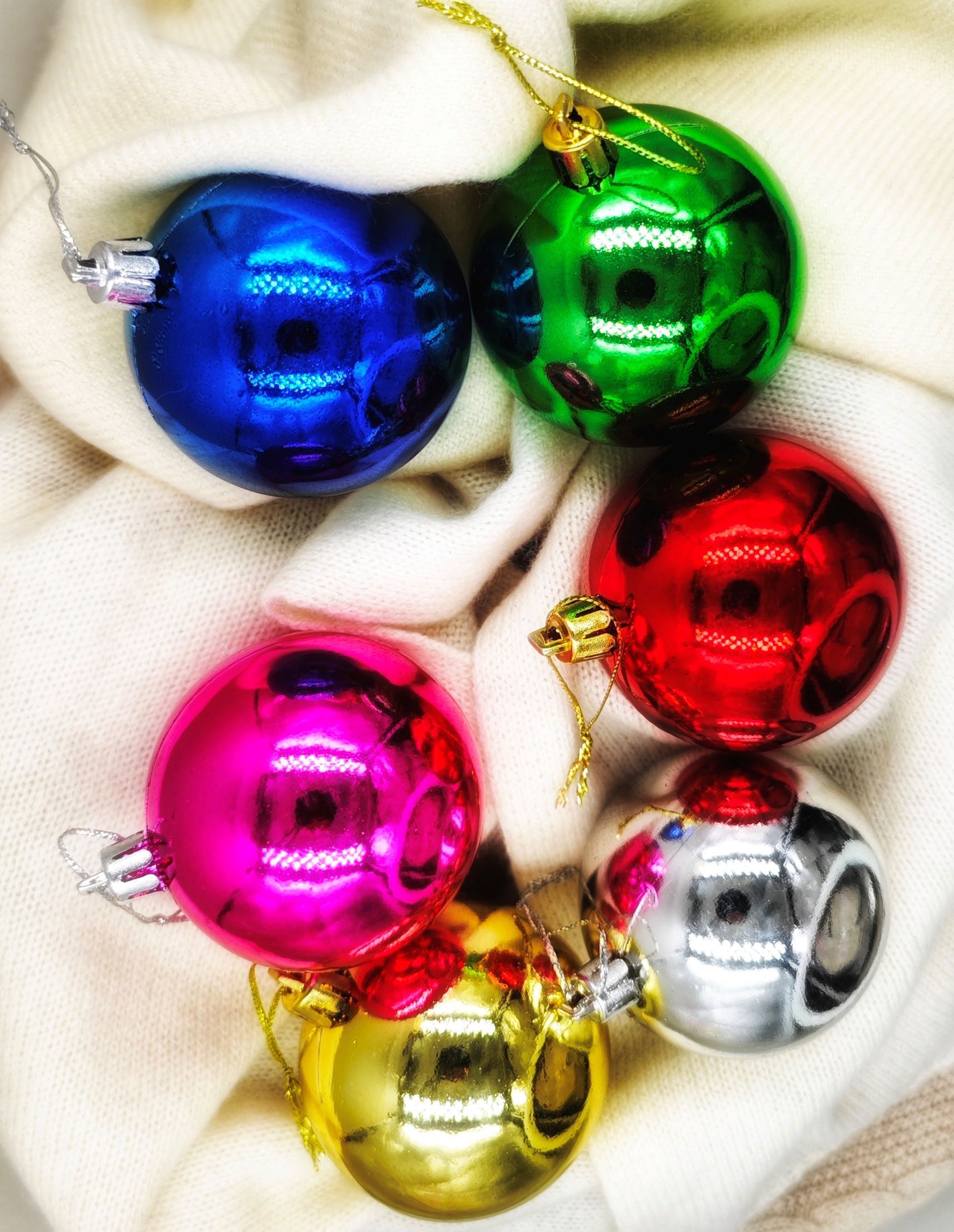 Изображение товара Набор елочных шаров Магия праздника NY010 6 см разноцветный 6 шт пластиковый