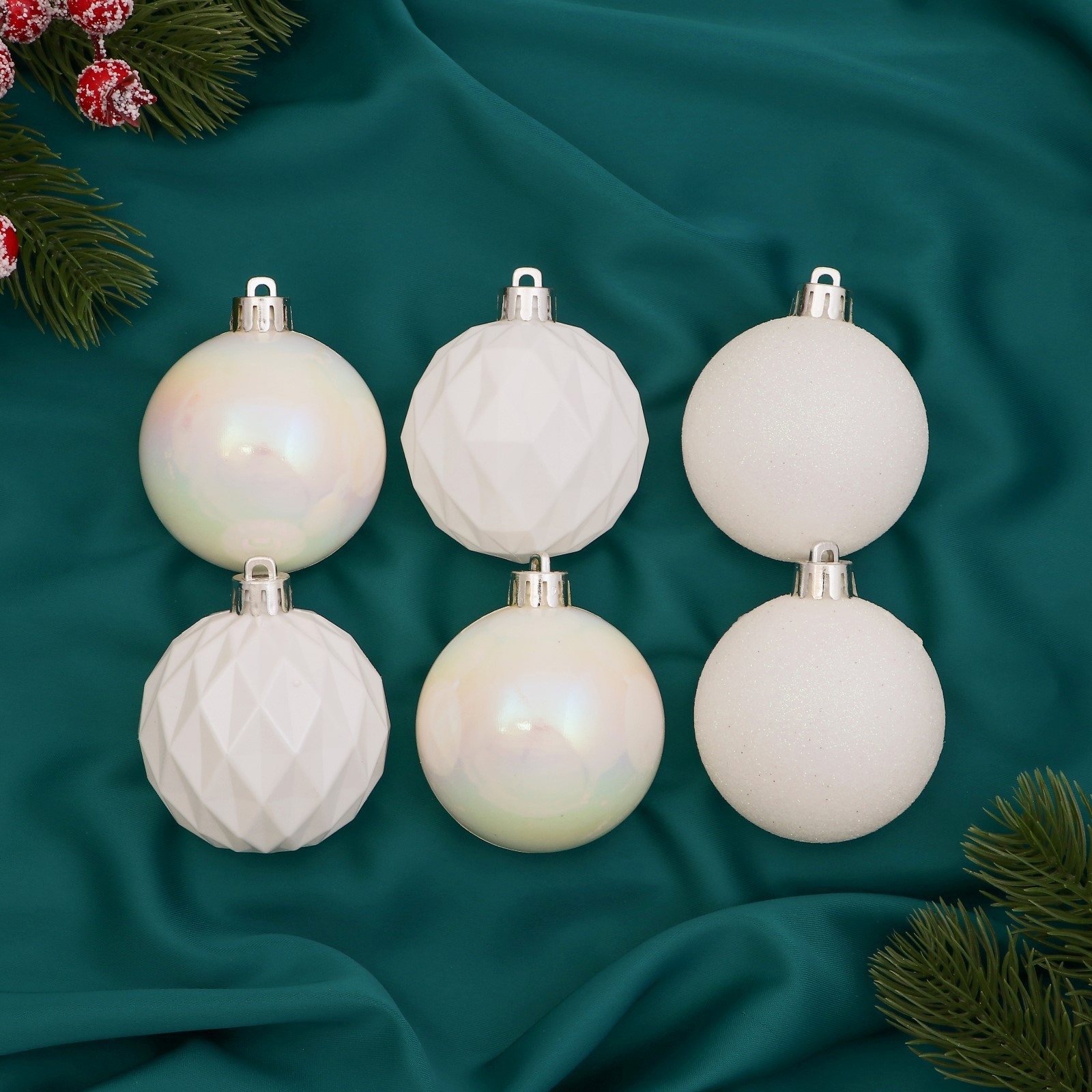 Изображение товара Набор елочных шаров Зимнее волшебство Перл 6 см 6 шт белый пластик