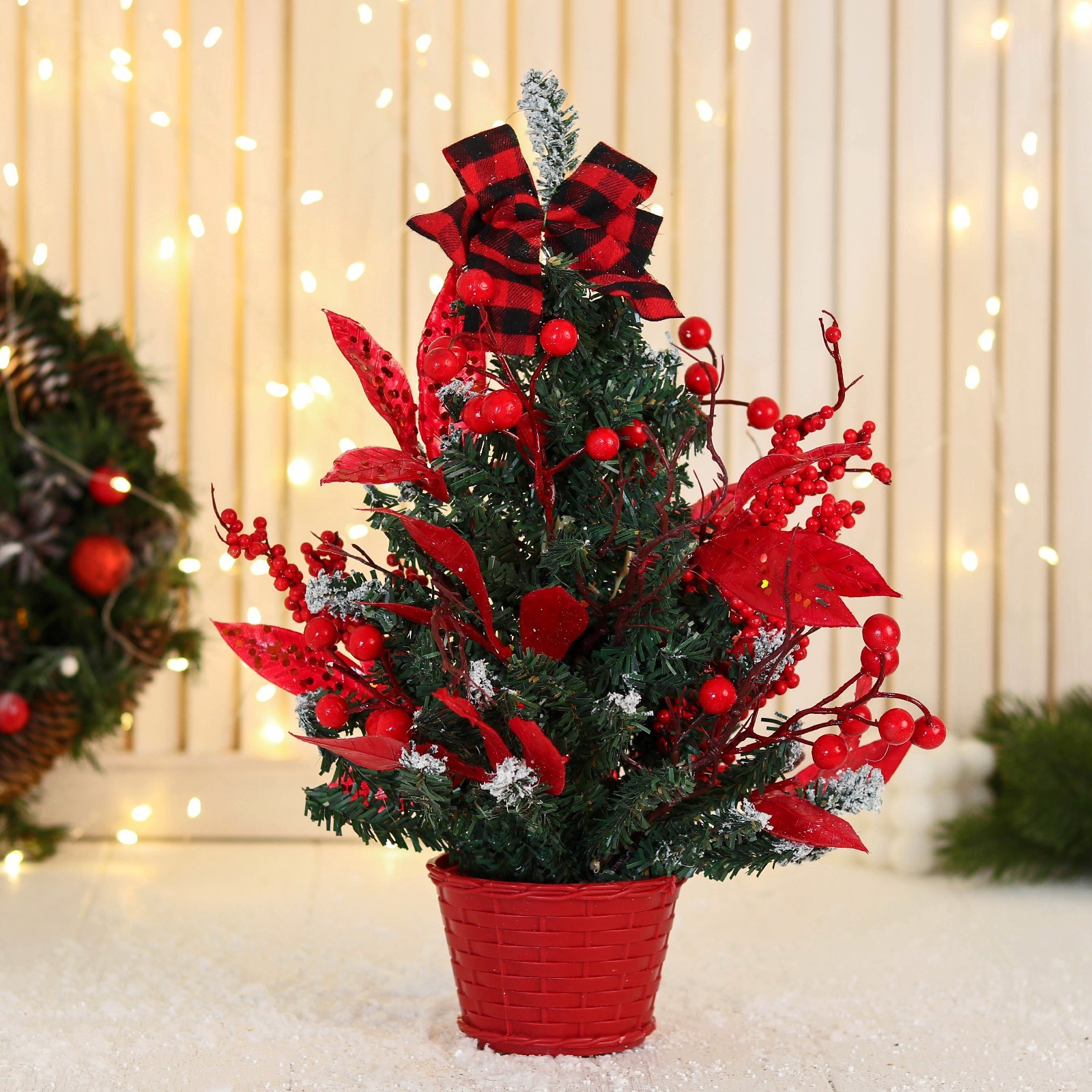 Изображение товара Искусственная новогодняя ель Зимнее волшебство 38 см с ягодами и декоративными элементами