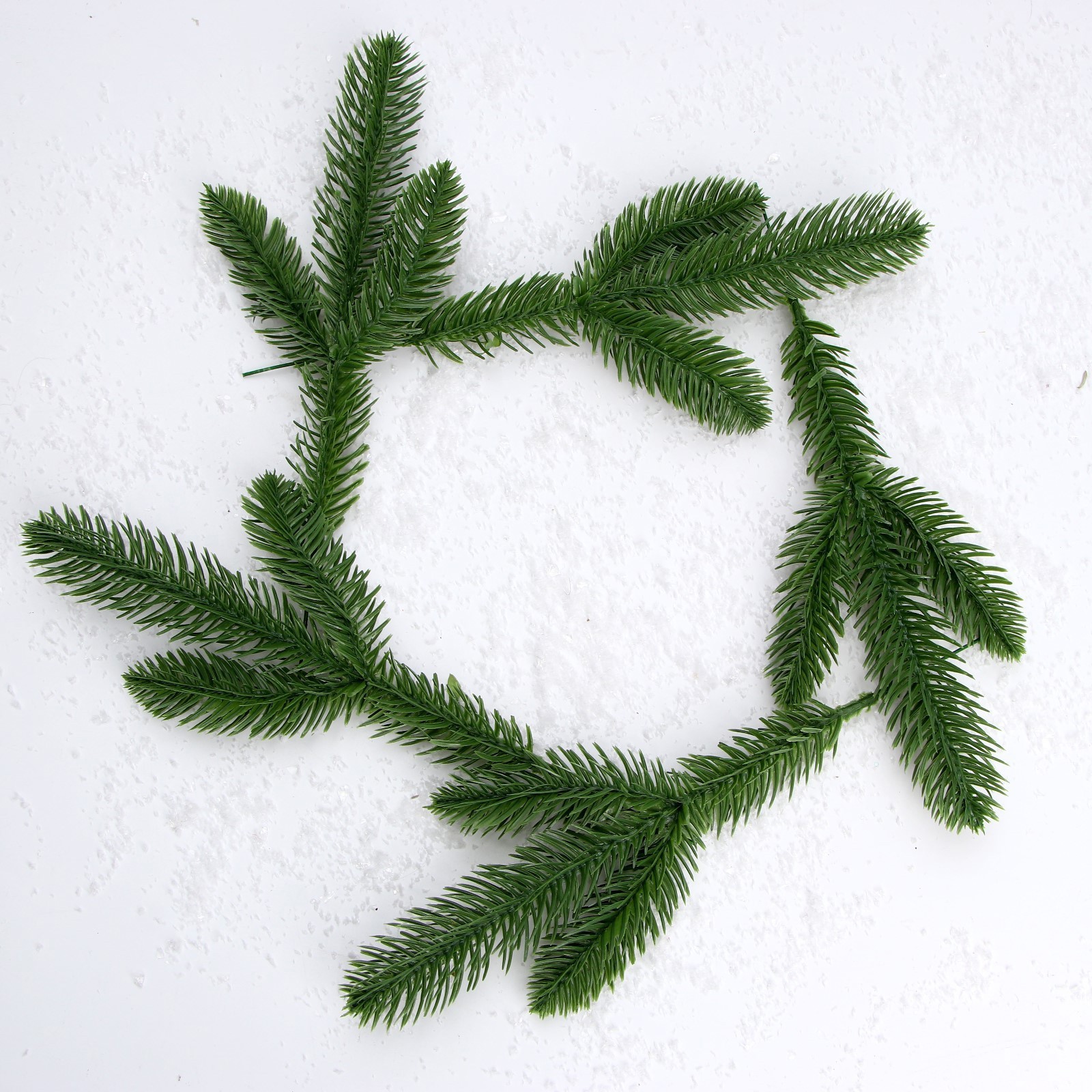 Изображение товара Декоративная рождественская ветка ВЕСЕЛЫЙ ПРАЗДНИК 7830111, пластик, зеленая, 5 см