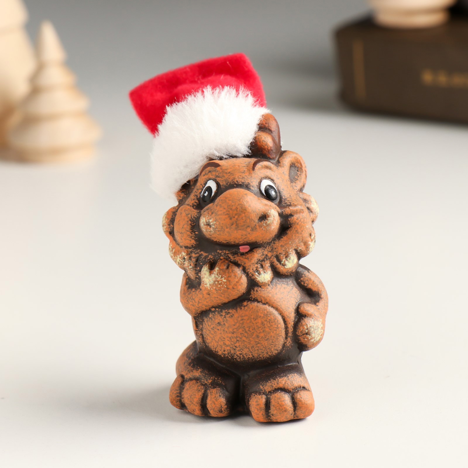 Изображение товара Глиняный дракон в новогоднем колпаке — керамическая фигурка, 3,8x3,6x7,2 см