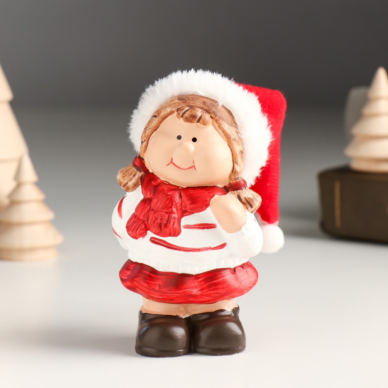 Изображение товара Сувенир Малышка в красном колпаке и шарфике — керамическая фигурка 5x4x14,2 см