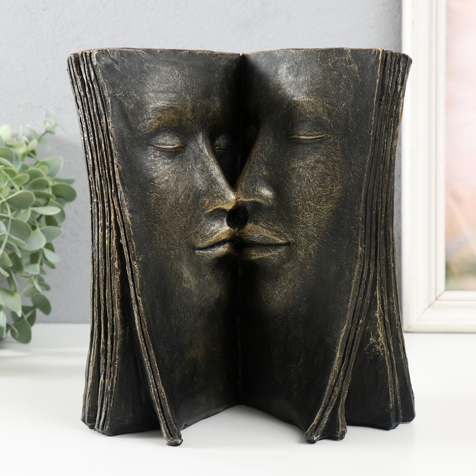 Изображение товара Сувенир Влюблённые в страницах книги под металл 20.4x11.7x22.2 см