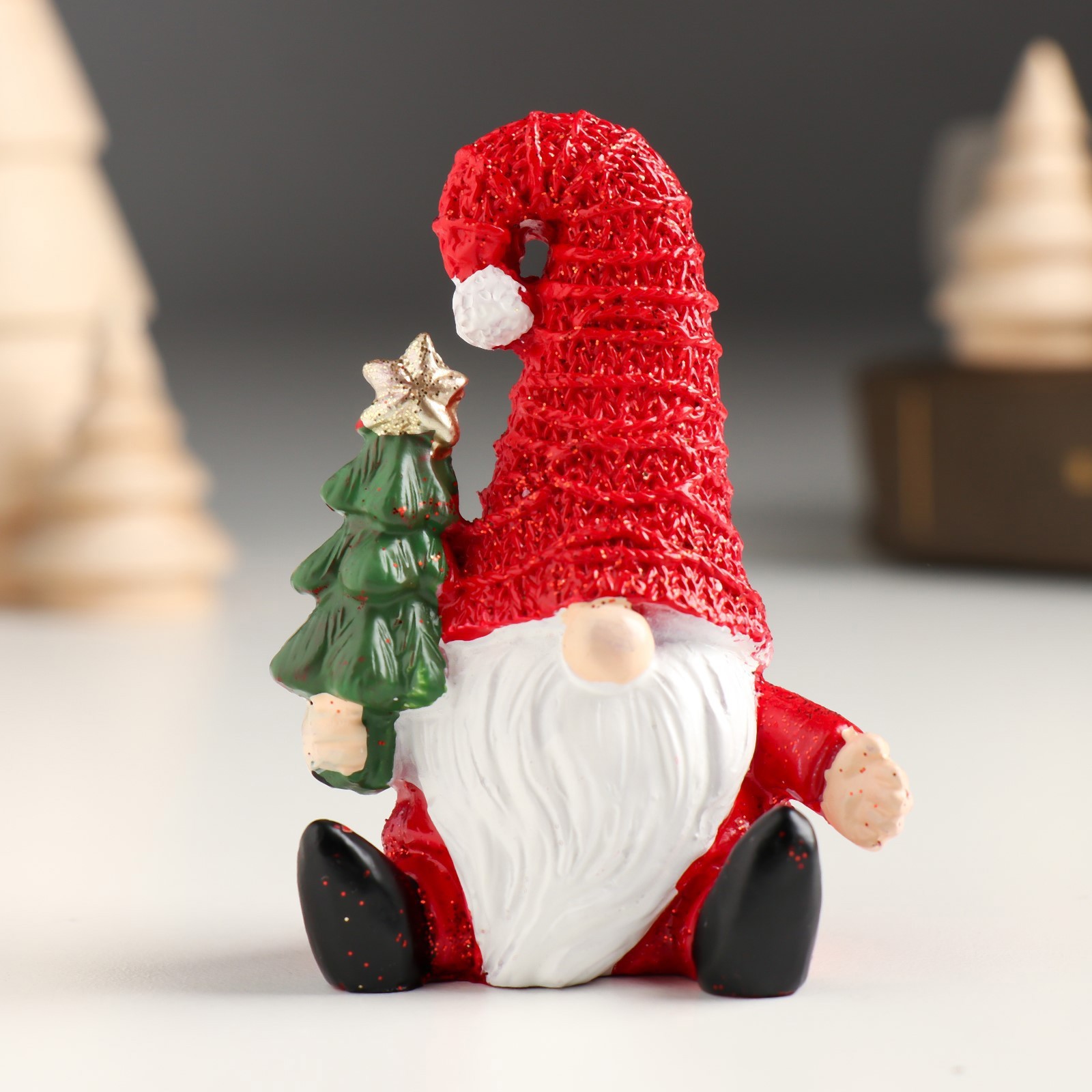 Изображение товара Сувенир "Дед Мороз в красном колпаке с ёлочкой в руке" 5.6x3.8x7.6 см