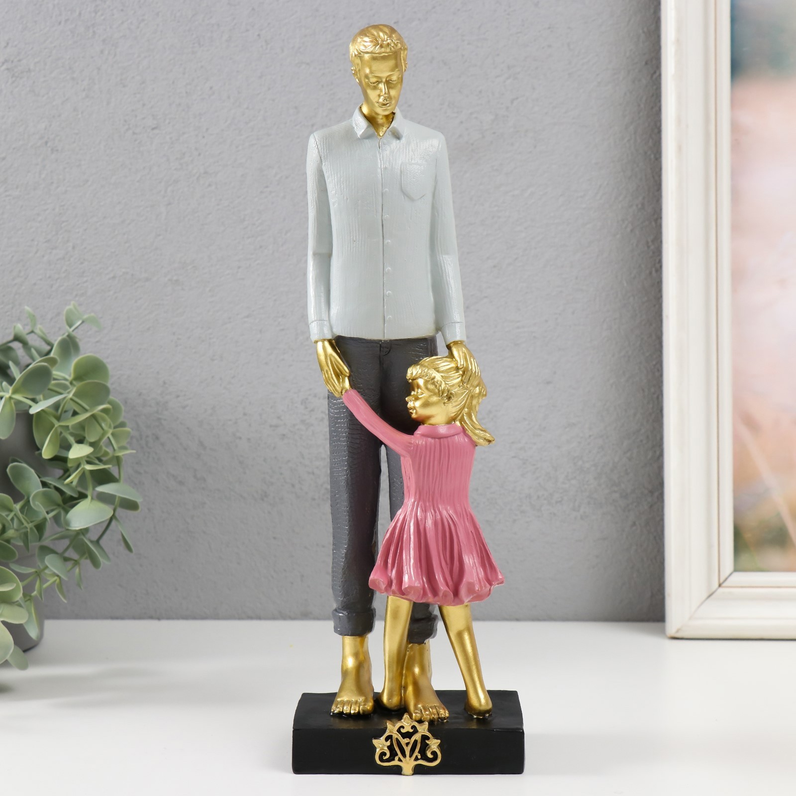 Изображение товара Сувенир "Папа с дочкой" золото 9.6x7x29.5 см