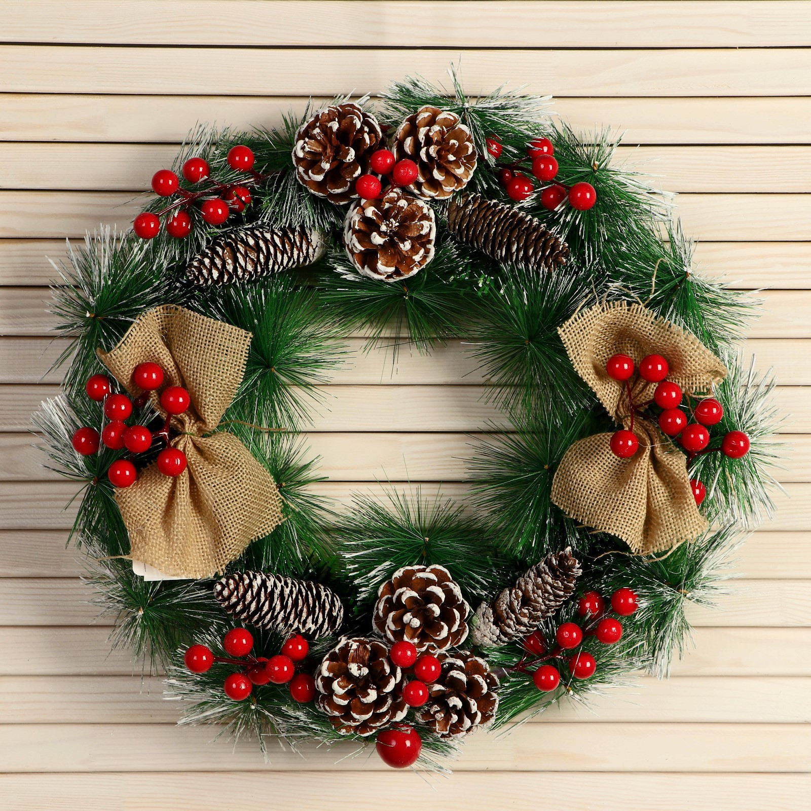 Изображение товара Рождественский венок Зимнее волшебство 9692729 ø 34 см с декором Шишки Ягоды На веточках