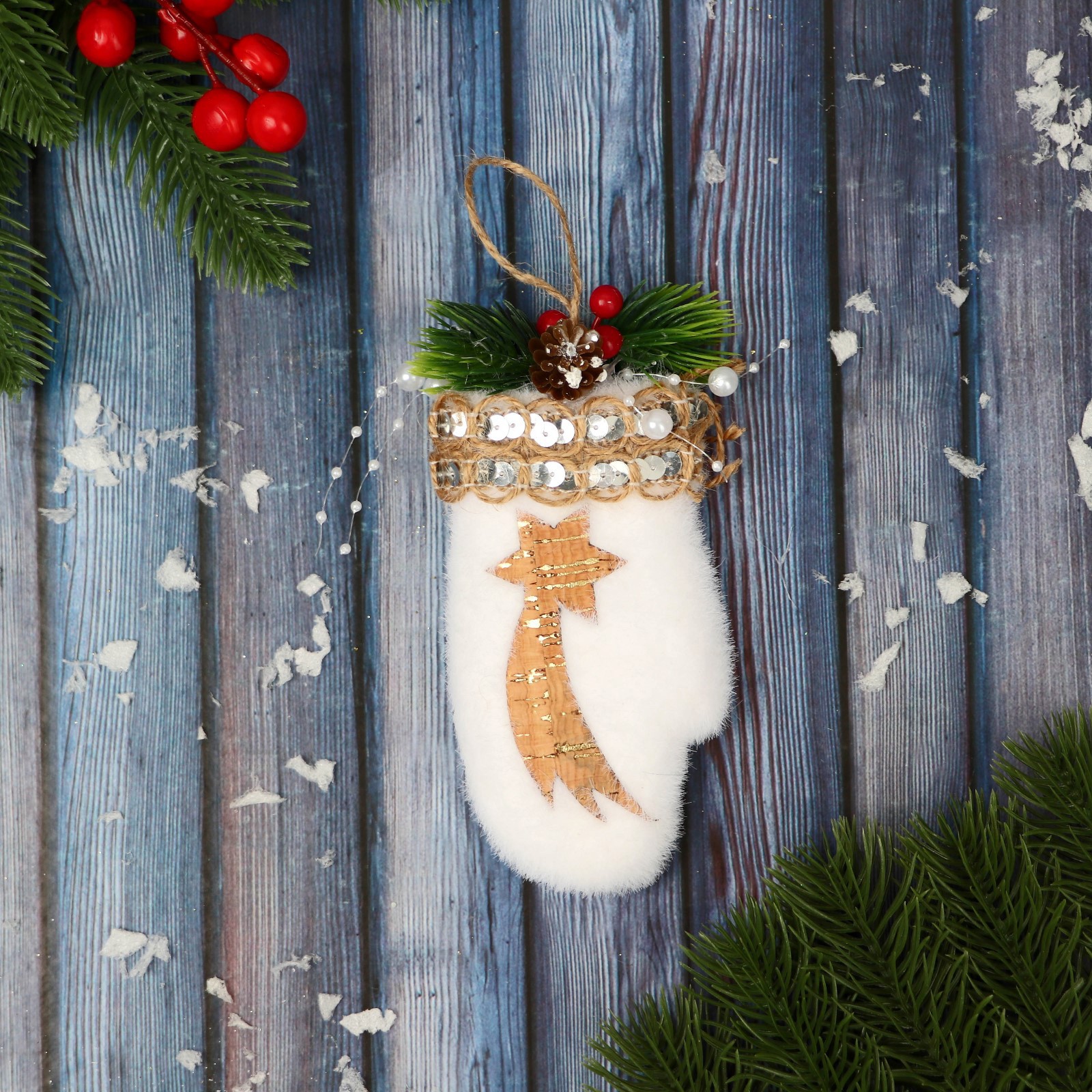 Изображение товара Елочная игрушка Рукавичка падающая звезда Зимнее волшебство 7 см белая