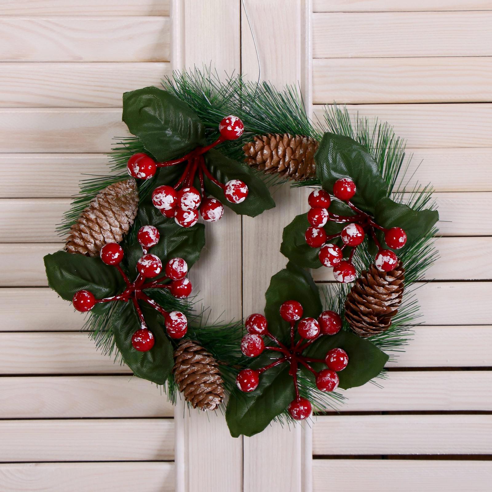 Изображение товара Рождественский венок Зимнее волшебство 5043525 ø 16 см с декором Ягодки и Шишки