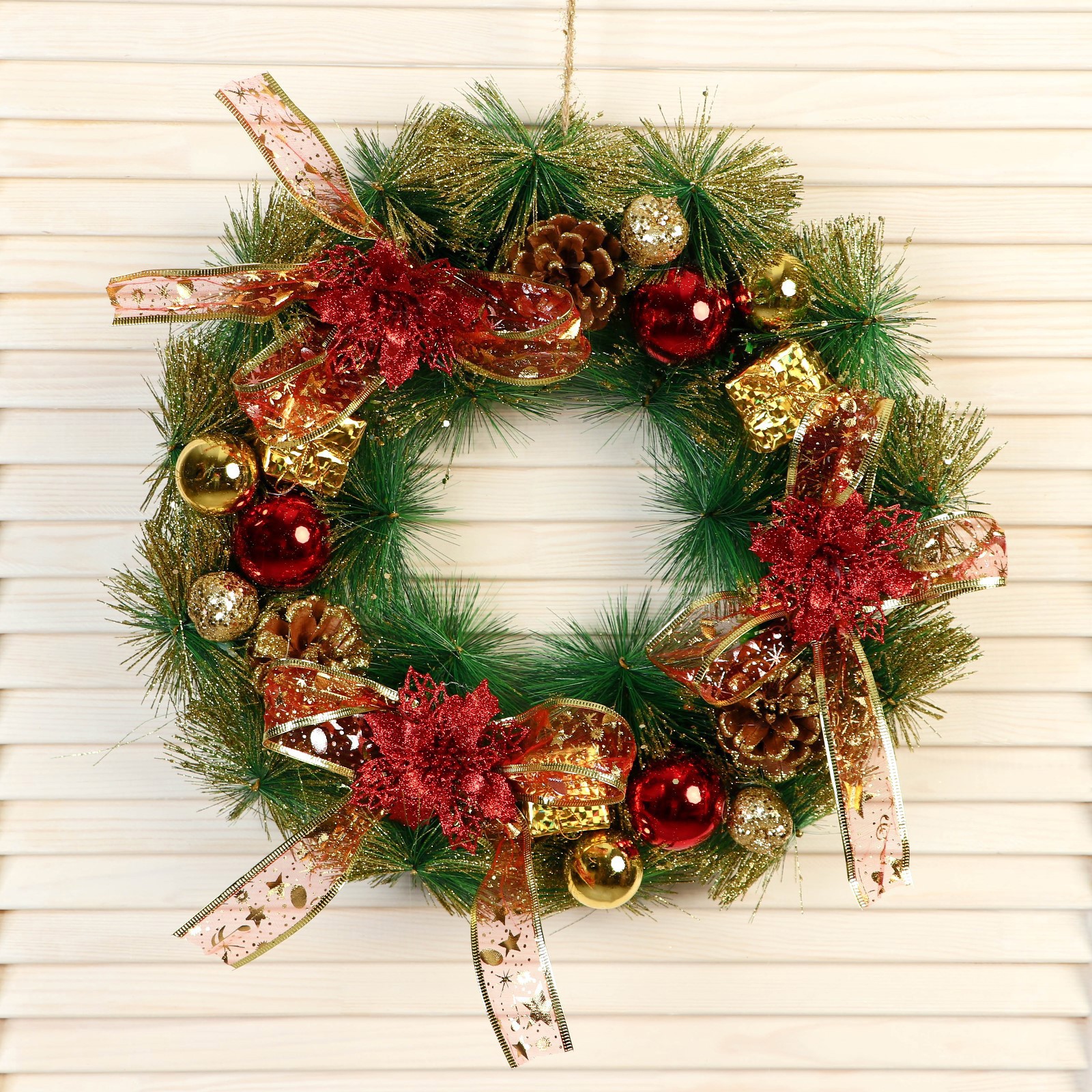 Изображение товара Рождественский венок Зимнее волшебство 40 см с декором и клетчатыми бантиками