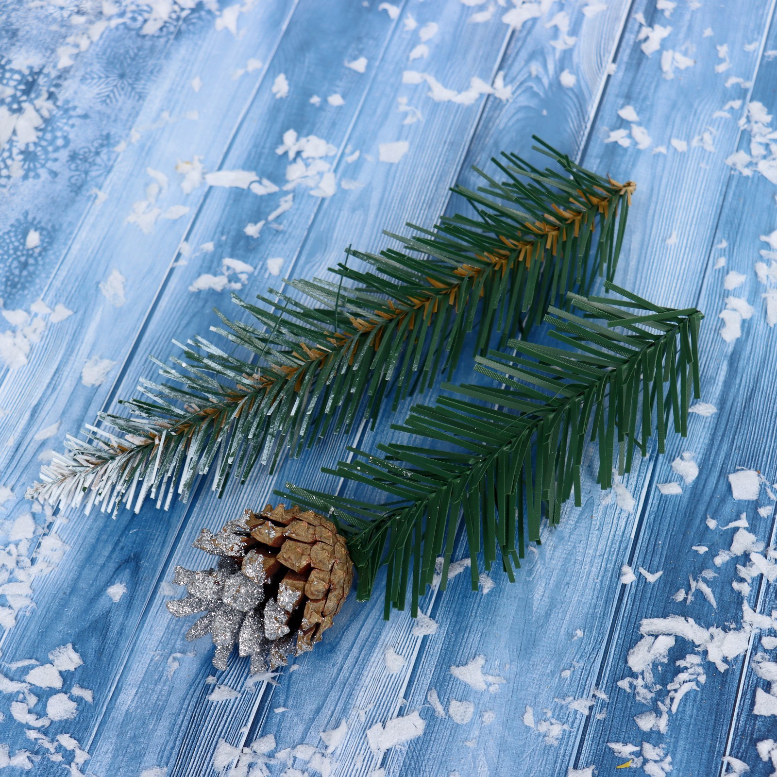 Изображение товара Новогодний набор еловых веток Лесной с шишками Зеленый 25 см