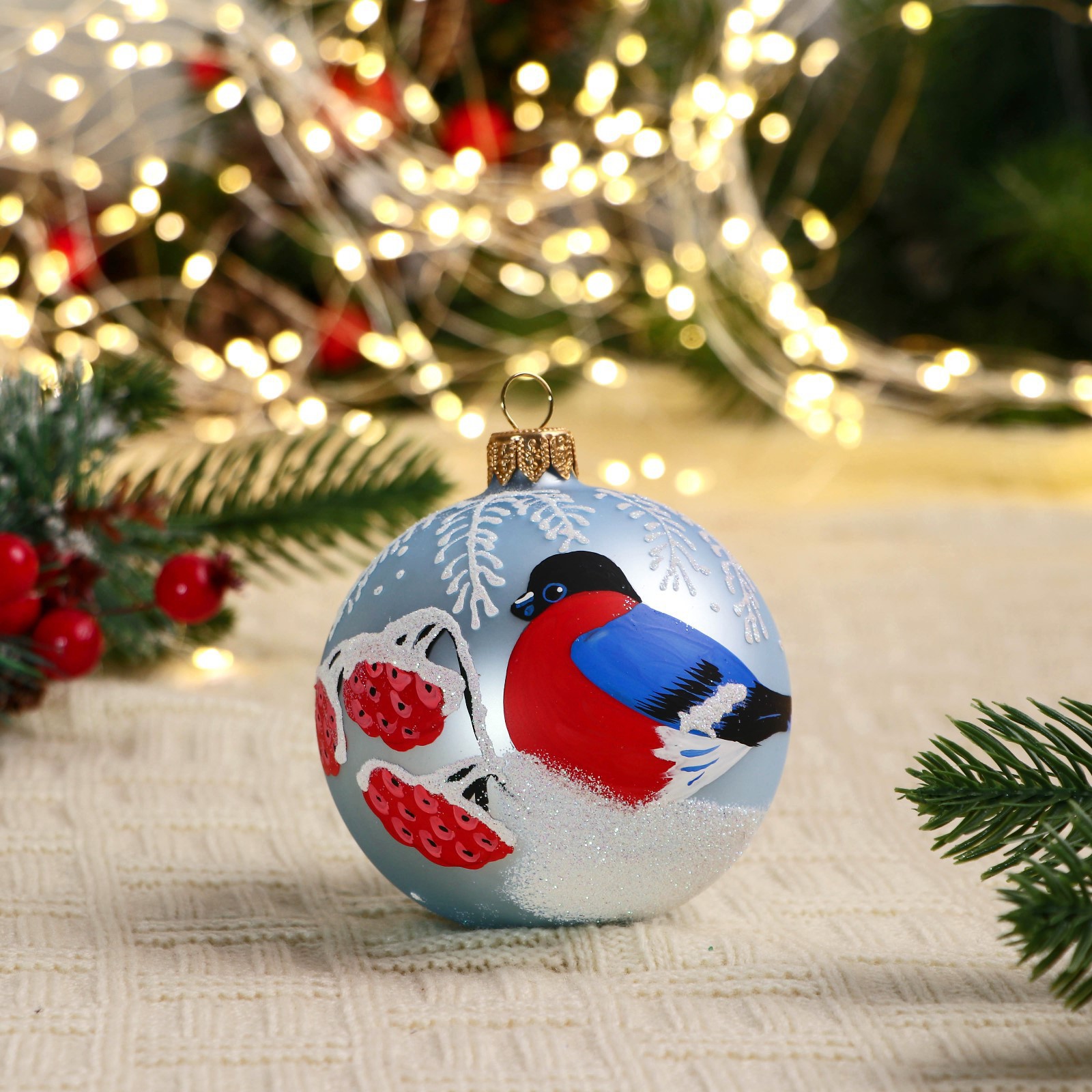 Изображение товара Елочный шар Винтажный шар 7077087 ФБО Снегирь с рябиной 8 см стекло синий