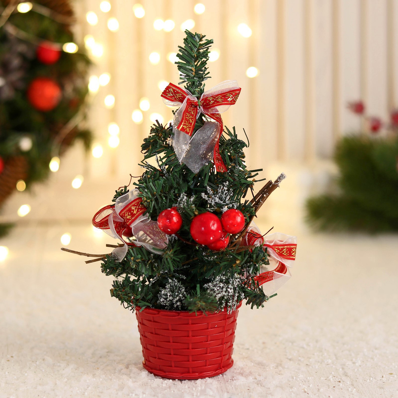 Изображение товара Искусственная новогодняя ель Зимнее волшебство 17 см с ягодами и заснеженной отделкой