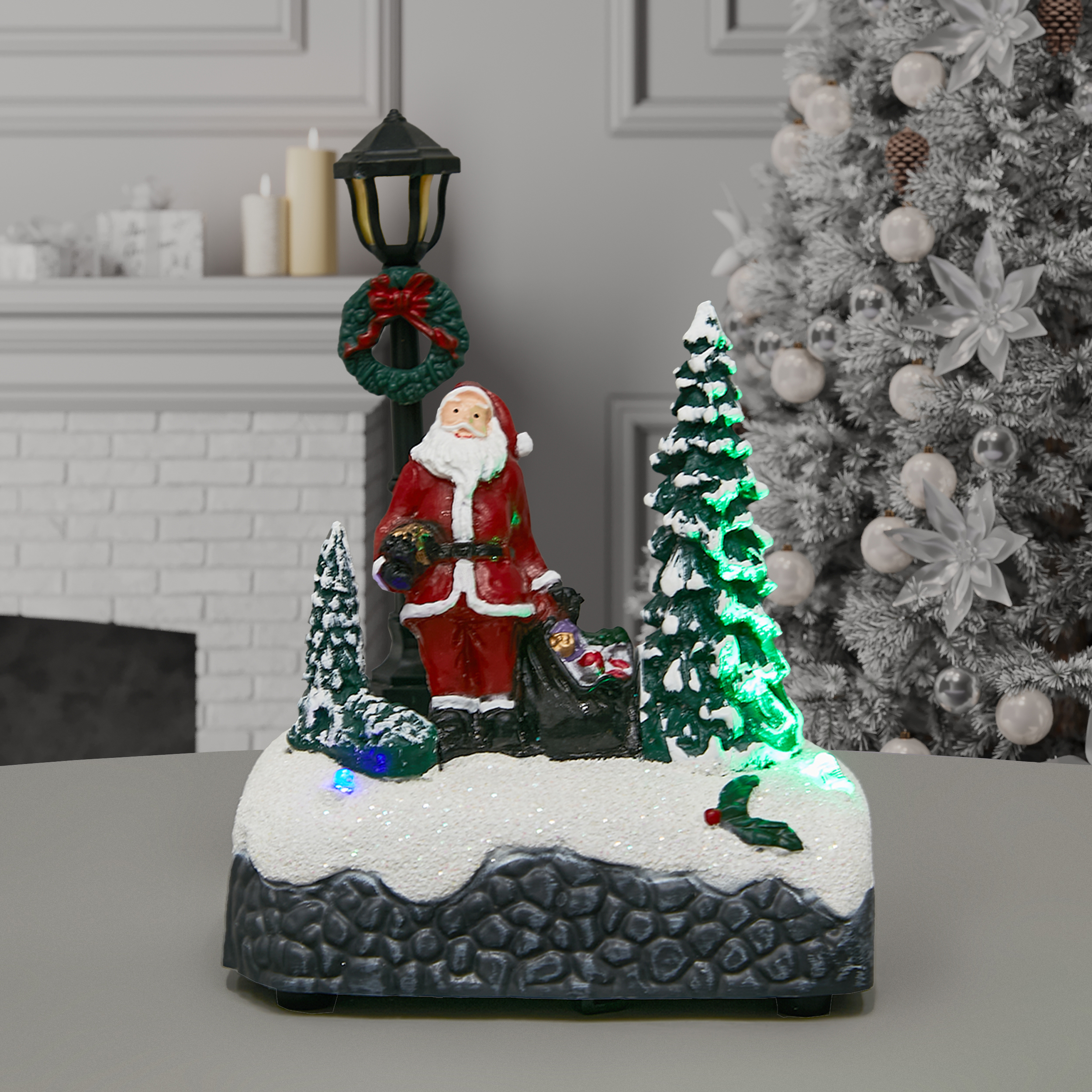 Изображение товара Новогодняя светодиодная композиция Санта у елки 12.5 см, праздничное украшение