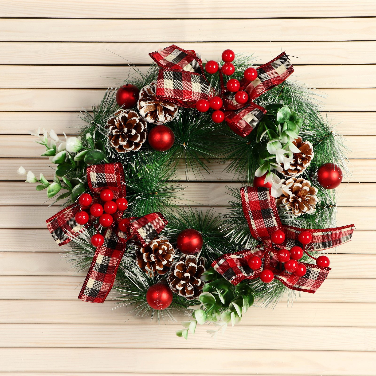 Изображение товара Рождественский венок Зимнее волшебство 26 см с декором бантики и шишками