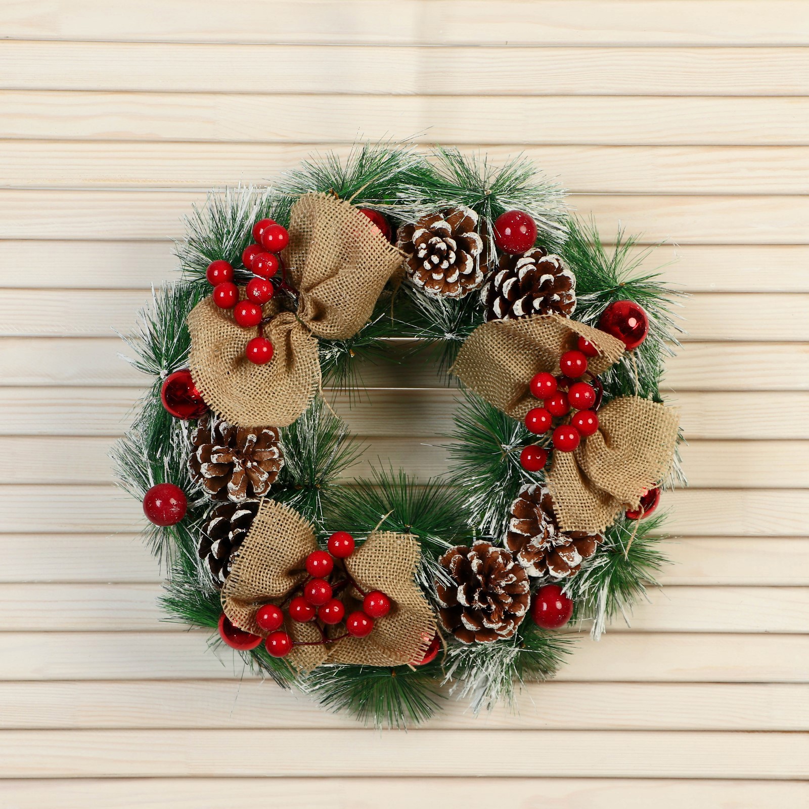 Изображение товара Рождественский венок Зимнее волшебство ø 26 см с декором ягоды и шишки