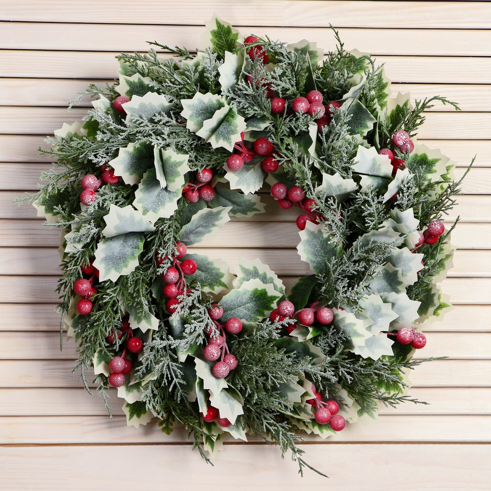 Изображение товара Рождественский венок Зимнее волшебство 9692762 ø 33 см с декором Листочки Ягоды Зелень