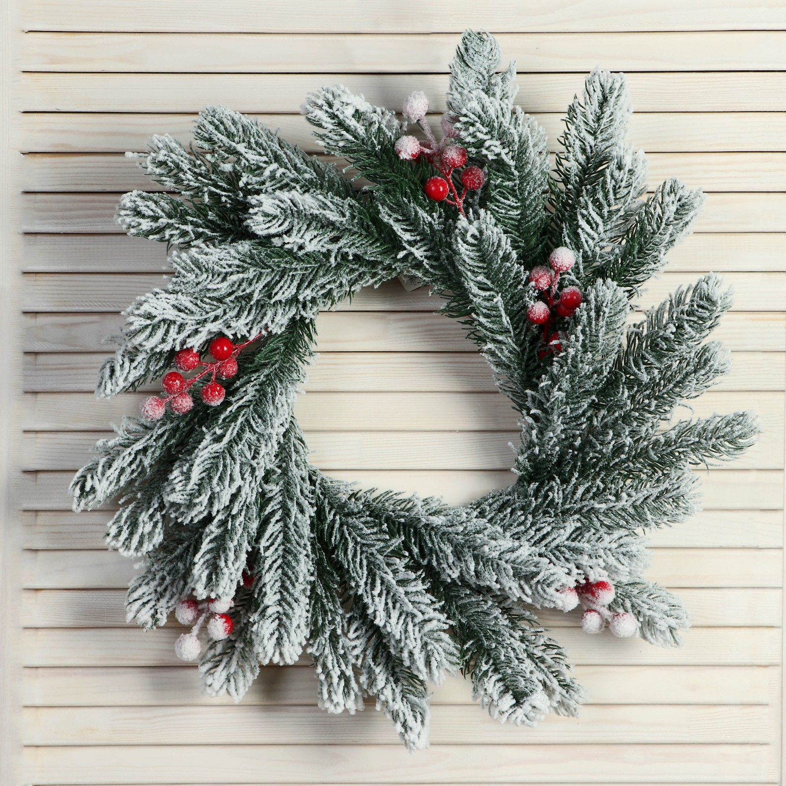 Изображение товара Рождественский венок Зимнее волшебство 9692740 ø 33 см с декором веточки в Снегу Ягоды