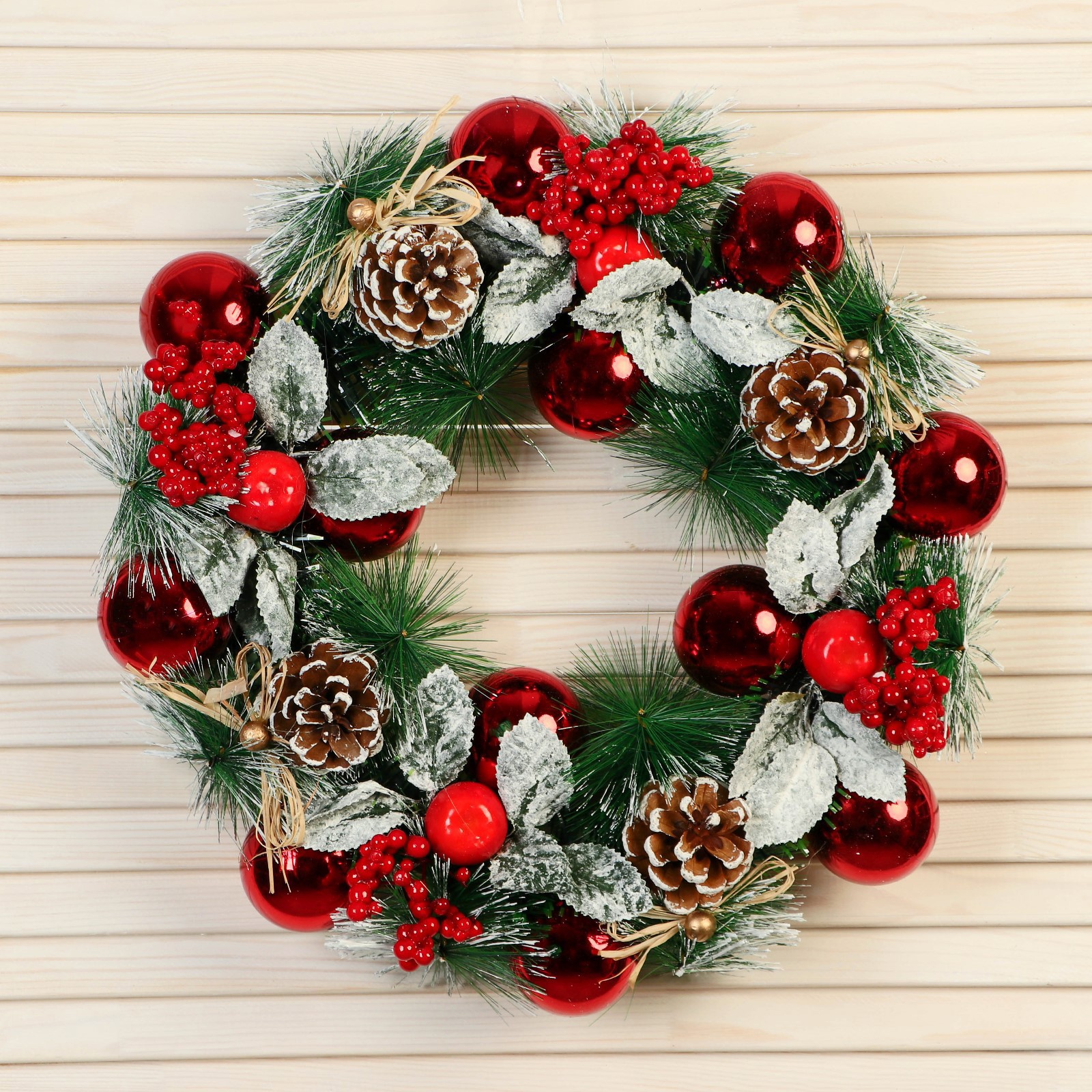 Изображение товара Рождественский венок Зимнее волшебство 9692728 ø 34 см с декором Листья в Снегу Шарики Яблоки